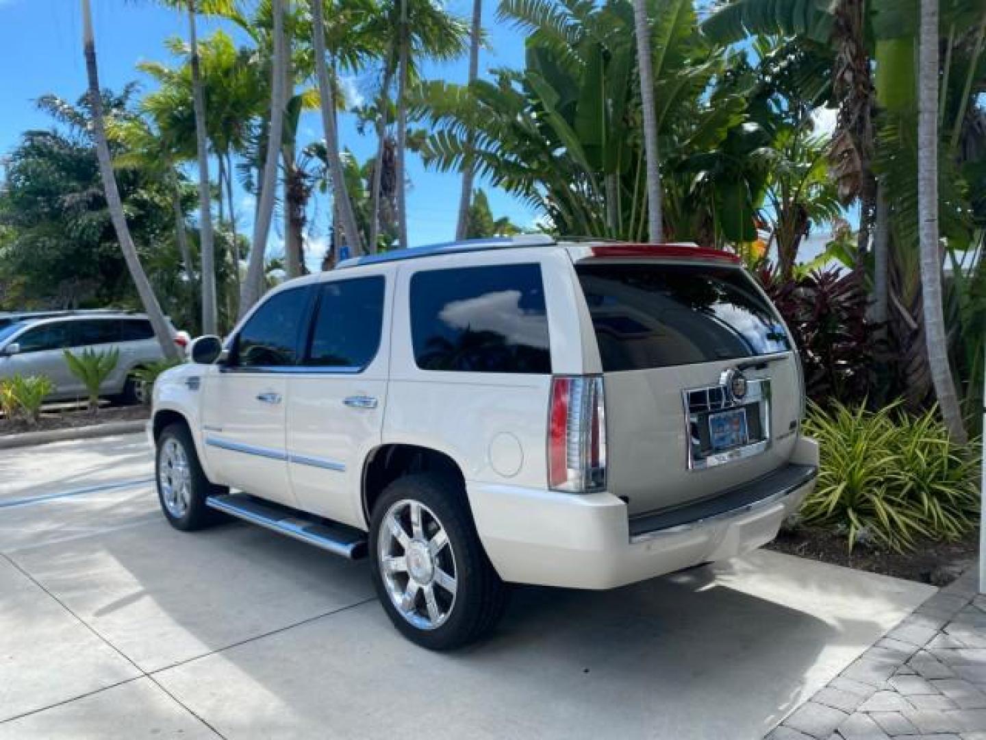 2013 White Diamond Tricoat /Cashmere w/Cocoa Accents Cadillac Escalade Luxury 1 OWNER LOW MILES 70,251 (1GYS3BEF3DR) with an 6.2L Vortec 1000 V8 SFI E85 Engine engine, Automatic transmission, located at 4701 North Dixie Hwy, Pompano Beach, FL, 33064, (954) 422-2889, 26.240938, -80.123474 - OUR WEBPAGE FLORIDACARS1.COM HAS OVER 100 PHOTOS AND FREE CARFAX LINK 2013 CADILLAC ESCALADE LUXURY $ 69,785 NEW 1 G Y S 3 B E F 3 D R 1 6 0 5 8 6 4 DOOR WAGON/SPORT UTILITY 6.2L V8 F OHV 16V FLEX FUEL REAR WHEEL DRIVE Top Features 20 Inch Plus Wheels Parking Sensors A/C Seat(s) Power Hatch/Deck Lid - Photo#33