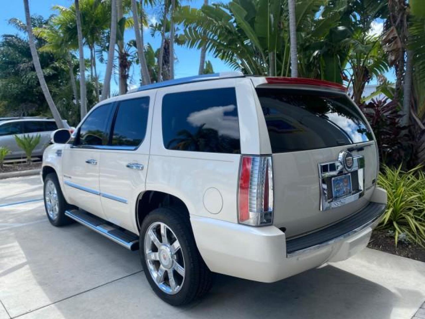2013 White Diamond Tricoat /Cashmere w/Cocoa Accents Cadillac Escalade Luxury 1 OWNER LOW MILES 70,251 (1GYS3BEF3DR) with an 6.2L Vortec 1000 V8 SFI E85 Engine engine, Automatic transmission, located at 4701 North Dixie Hwy, Pompano Beach, FL, 33064, (954) 422-2889, 26.240938, -80.123474 - OUR WEBPAGE FLORIDACARS1.COM HAS OVER 100 PHOTOS AND FREE CARFAX LINK 2013 CADILLAC ESCALADE LUXURY $ 69,785 NEW 1 G Y S 3 B E F 3 D R 1 6 0 5 8 6 4 DOOR WAGON/SPORT UTILITY 6.2L V8 F OHV 16V FLEX FUEL REAR WHEEL DRIVE Top Features 20 Inch Plus Wheels Parking Sensors A/C Seat(s) Power Hatch/Deck Lid - Photo#34