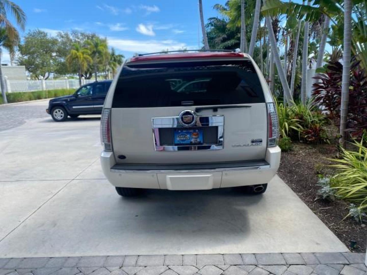 2013 White Diamond Tricoat /Cashmere w/Cocoa Accents Cadillac Escalade Luxury 1 OWNER LOW MILES 70,251 (1GYS3BEF3DR) with an 6.2L Vortec 1000 V8 SFI E85 Engine engine, Automatic transmission, located at 4701 North Dixie Hwy, Pompano Beach, FL, 33064, (954) 422-2889, 26.240938, -80.123474 - OUR WEBPAGE FLORIDACARS1.COM HAS OVER 100 PHOTOS AND FREE CARFAX LINK 2013 CADILLAC ESCALADE LUXURY $ 69,785 NEW 1 G Y S 3 B E F 3 D R 1 6 0 5 8 6 4 DOOR WAGON/SPORT UTILITY 6.2L V8 F OHV 16V FLEX FUEL REAR WHEEL DRIVE Top Features 20 Inch Plus Wheels Parking Sensors A/C Seat(s) Power Hatch/Deck Lid - Photo#35