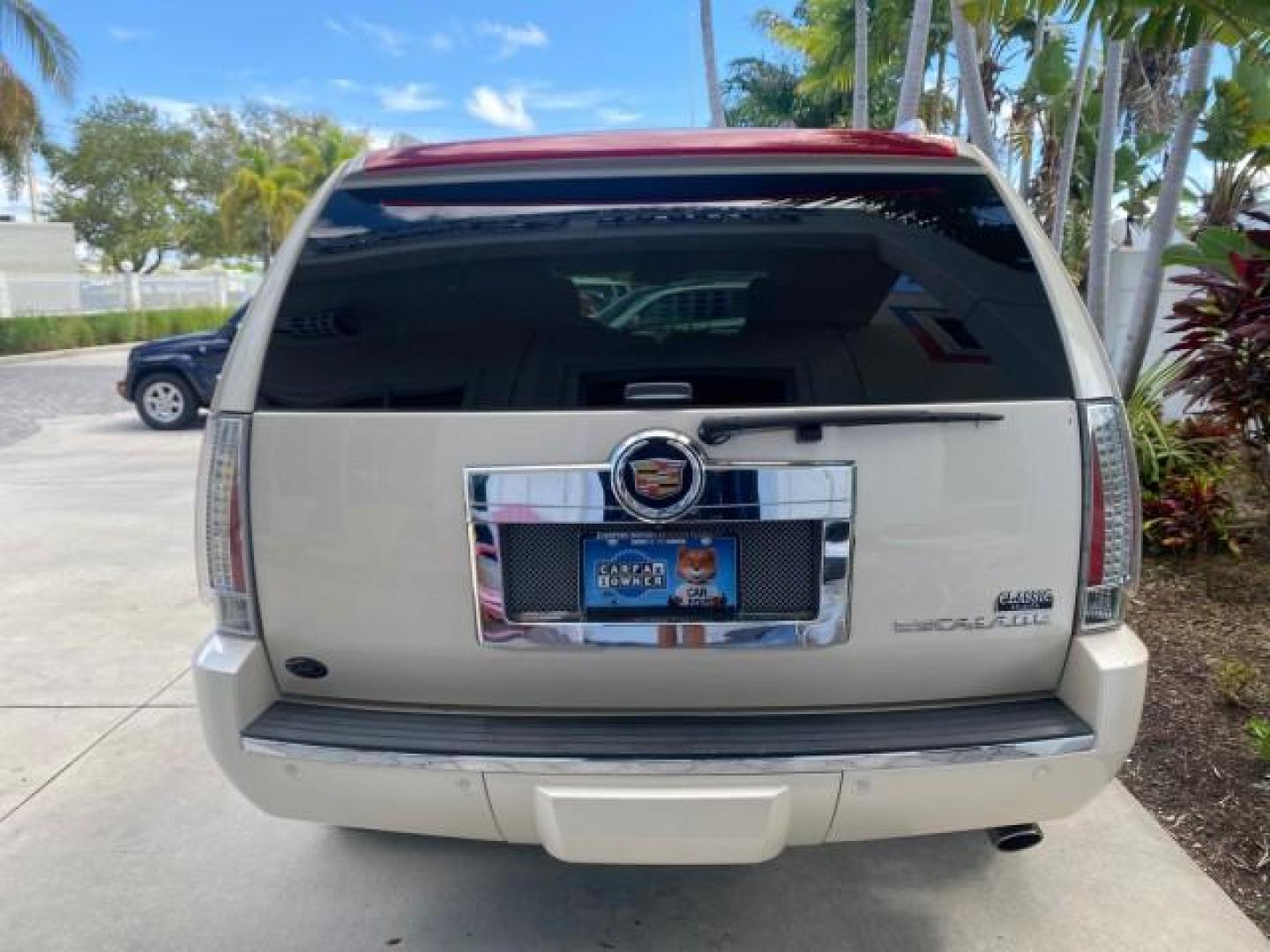 2013 White Diamond Tricoat /Cashmere w/Cocoa Accents Cadillac Escalade Luxury 1 OWNER LOW MILES 70,251 (1GYS3BEF3DR) with an 6.2L Vortec 1000 V8 SFI E85 Engine engine, Automatic transmission, located at 4701 North Dixie Hwy, Pompano Beach, FL, 33064, (954) 422-2889, 26.240938, -80.123474 - OUR WEBPAGE FLORIDACARS1.COM HAS OVER 100 PHOTOS AND FREE CARFAX LINK 2013 CADILLAC ESCALADE LUXURY $ 69,785 NEW 1 G Y S 3 B E F 3 D R 1 6 0 5 8 6 4 DOOR WAGON/SPORT UTILITY 6.2L V8 F OHV 16V FLEX FUEL REAR WHEEL DRIVE Top Features 20 Inch Plus Wheels Parking Sensors A/C Seat(s) Power Hatch/Deck Lid - Photo#36