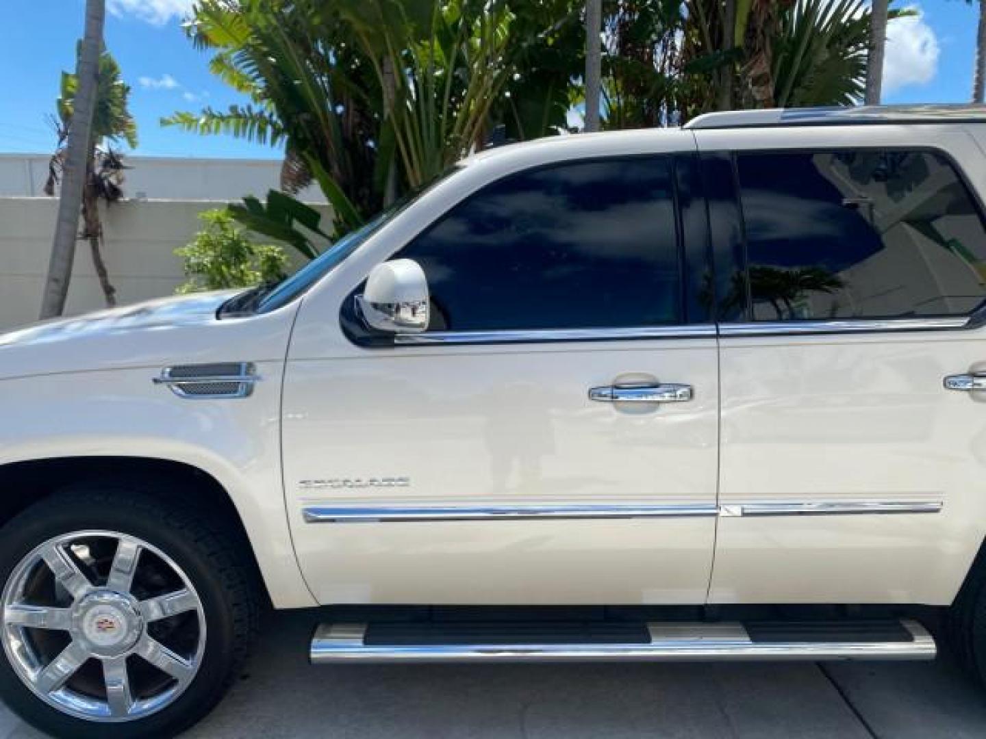 2013 White Diamond Tricoat /Cashmere w/Cocoa Accents Cadillac Escalade Luxury 1 OWNER LOW MILES 70,251 (1GYS3BEF3DR) with an 6.2L Vortec 1000 V8 SFI E85 Engine engine, Automatic transmission, located at 4701 North Dixie Hwy, Pompano Beach, FL, 33064, (954) 422-2889, 26.240938, -80.123474 - OUR WEBPAGE FLORIDACARS1.COM HAS OVER 100 PHOTOS AND FREE CARFAX LINK 2013 CADILLAC ESCALADE LUXURY $ 69,785 NEW 1 G Y S 3 B E F 3 D R 1 6 0 5 8 6 4 DOOR WAGON/SPORT UTILITY 6.2L V8 F OHV 16V FLEX FUEL REAR WHEEL DRIVE Top Features 20 Inch Plus Wheels Parking Sensors A/C Seat(s) Power Hatch/Deck Lid - Photo#37