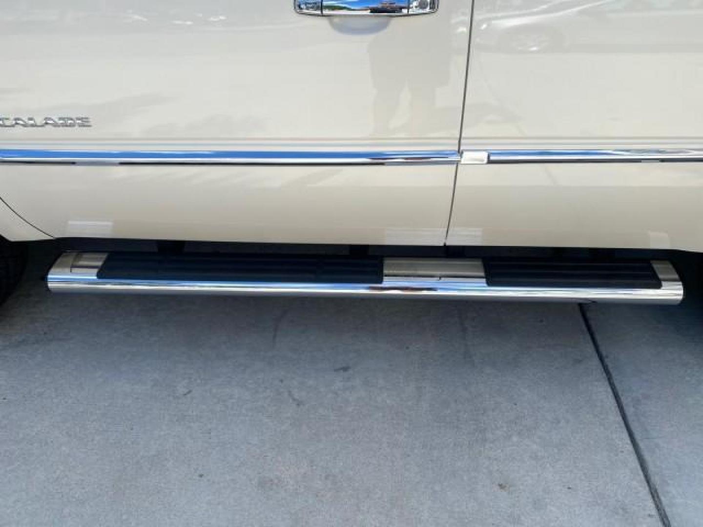 2013 White Diamond Tricoat /Cashmere w/Cocoa Accents Cadillac Escalade Luxury 1 OWNER LOW MILES 70,251 (1GYS3BEF3DR) with an 6.2L Vortec 1000 V8 SFI E85 Engine engine, Automatic transmission, located at 4701 North Dixie Hwy, Pompano Beach, FL, 33064, (954) 422-2889, 26.240938, -80.123474 - OUR WEBPAGE FLORIDACARS1.COM HAS OVER 100 PHOTOS AND FREE CARFAX LINK 2013 CADILLAC ESCALADE LUXURY $ 69,785 NEW 1 G Y S 3 B E F 3 D R 1 6 0 5 8 6 4 DOOR WAGON/SPORT UTILITY 6.2L V8 F OHV 16V FLEX FUEL REAR WHEEL DRIVE Top Features 20 Inch Plus Wheels Parking Sensors A/C Seat(s) Power Hatch/Deck Lid - Photo#39