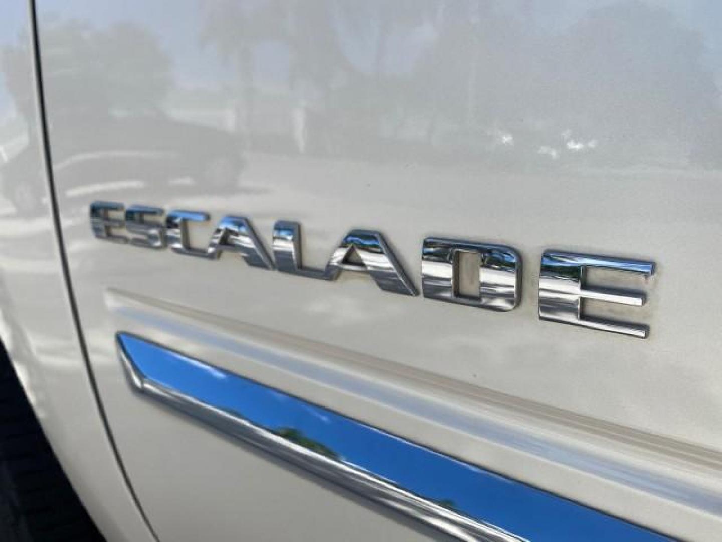 2013 White Diamond Tricoat /Cashmere w/Cocoa Accents Cadillac Escalade Luxury 1 OWNER LOW MILES 70,251 (1GYS3BEF3DR) with an 6.2L Vortec 1000 V8 SFI E85 Engine engine, Automatic transmission, located at 4701 North Dixie Hwy, Pompano Beach, FL, 33064, (954) 422-2889, 26.240938, -80.123474 - OUR WEBPAGE FLORIDACARS1.COM HAS OVER 100 PHOTOS AND FREE CARFAX LINK 2013 CADILLAC ESCALADE LUXURY $ 69,785 NEW 1 G Y S 3 B E F 3 D R 1 6 0 5 8 6 4 DOOR WAGON/SPORT UTILITY 6.2L V8 F OHV 16V FLEX FUEL REAR WHEEL DRIVE Top Features 20 Inch Plus Wheels Parking Sensors A/C Seat(s) Power Hatch/Deck Lid - Photo#40