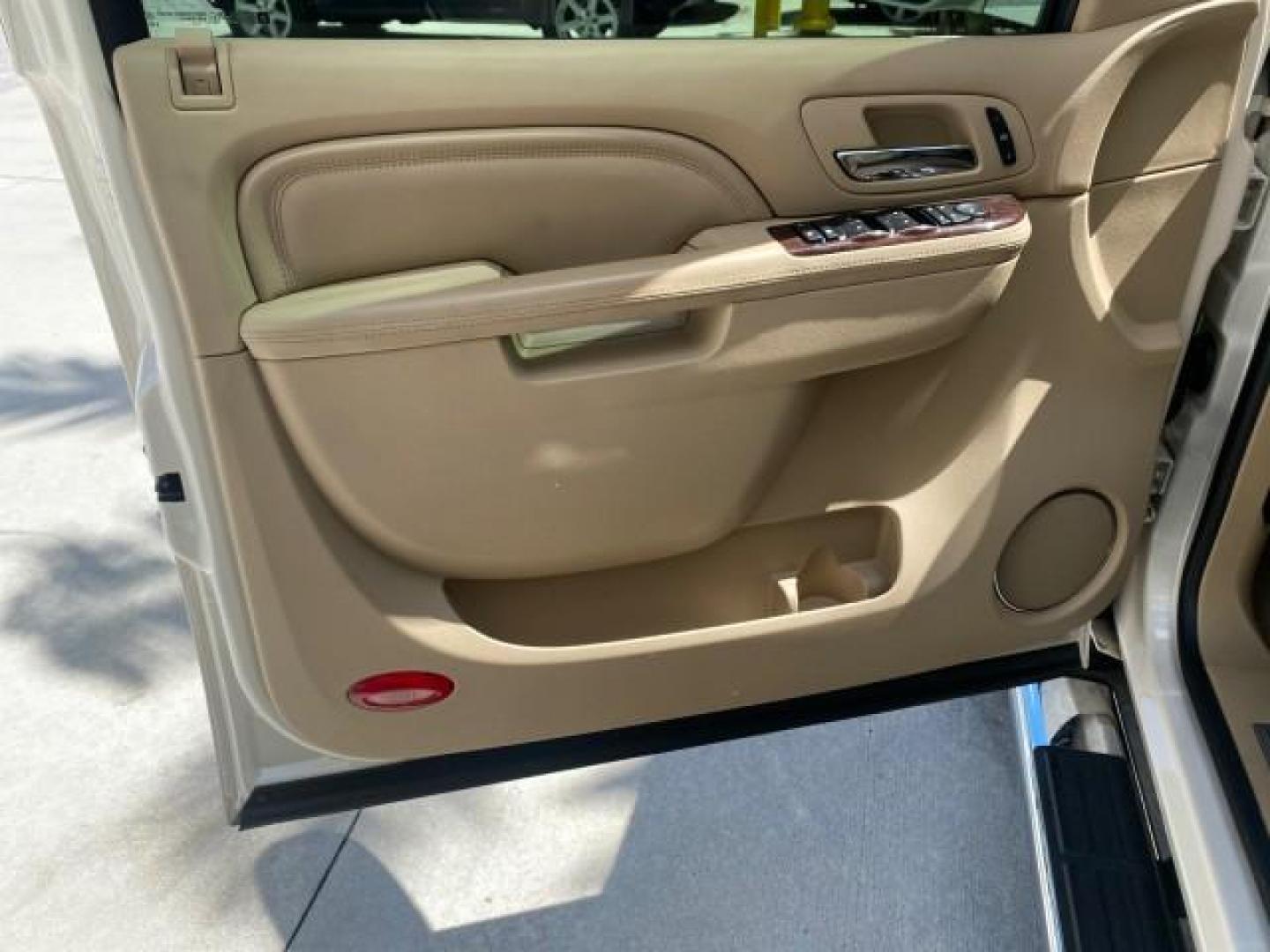 2013 White Diamond Tricoat /Cashmere w/Cocoa Accents Cadillac Escalade Luxury 1 OWNER LOW MILES 70,251 (1GYS3BEF3DR) with an 6.2L Vortec 1000 V8 SFI E85 Engine engine, Automatic transmission, located at 4701 North Dixie Hwy, Pompano Beach, FL, 33064, (954) 422-2889, 26.240938, -80.123474 - OUR WEBPAGE FLORIDACARS1.COM HAS OVER 100 PHOTOS AND FREE CARFAX LINK 2013 CADILLAC ESCALADE LUXURY $ 69,785 NEW 1 G Y S 3 B E F 3 D R 1 6 0 5 8 6 4 DOOR WAGON/SPORT UTILITY 6.2L V8 F OHV 16V FLEX FUEL REAR WHEEL DRIVE Top Features 20 Inch Plus Wheels Parking Sensors A/C Seat(s) Power Hatch/Deck Lid - Photo#43