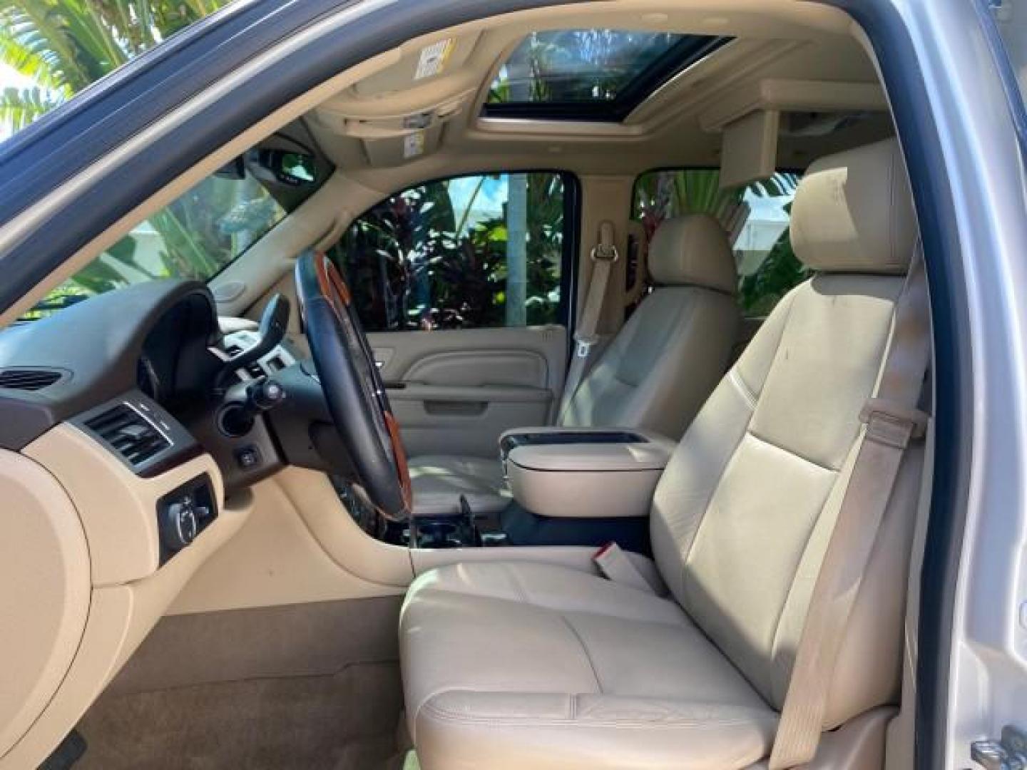 2013 White Diamond Tricoat /Cashmere w/Cocoa Accents Cadillac Escalade Luxury 1 OWNER LOW MILES 70,251 (1GYS3BEF3DR) with an 6.2L Vortec 1000 V8 SFI E85 Engine engine, Automatic transmission, located at 4701 North Dixie Hwy, Pompano Beach, FL, 33064, (954) 422-2889, 26.240938, -80.123474 - OUR WEBPAGE FLORIDACARS1.COM HAS OVER 100 PHOTOS AND FREE CARFAX LINK 2013 CADILLAC ESCALADE LUXURY $ 69,785 NEW 1 G Y S 3 B E F 3 D R 1 6 0 5 8 6 4 DOOR WAGON/SPORT UTILITY 6.2L V8 F OHV 16V FLEX FUEL REAR WHEEL DRIVE Top Features 20 Inch Plus Wheels Parking Sensors A/C Seat(s) Power Hatch/Deck Lid - Photo#44