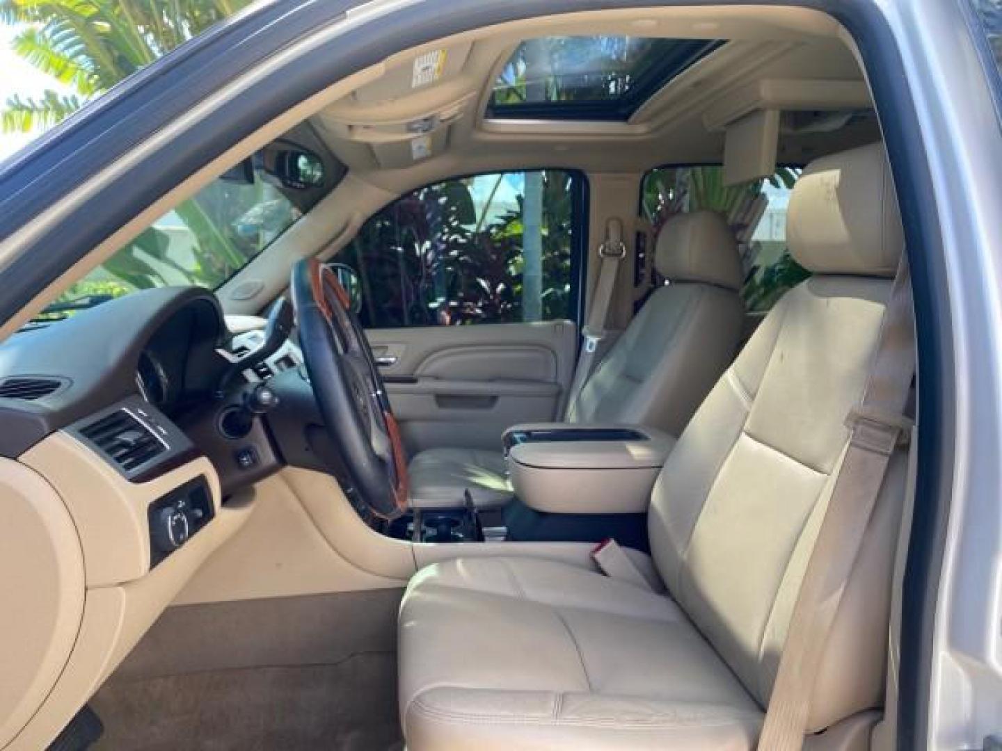 2013 White Diamond Tricoat /Cashmere w/Cocoa Accents Cadillac Escalade Luxury 1 OWNER LOW MILES 70,251 (1GYS3BEF3DR) with an 6.2L Vortec 1000 V8 SFI E85 Engine engine, Automatic transmission, located at 4701 North Dixie Hwy, Pompano Beach, FL, 33064, (954) 422-2889, 26.240938, -80.123474 - OUR WEBPAGE FLORIDACARS1.COM HAS OVER 100 PHOTOS AND FREE CARFAX LINK 2013 CADILLAC ESCALADE LUXURY $ 69,785 NEW 1 G Y S 3 B E F 3 D R 1 6 0 5 8 6 4 DOOR WAGON/SPORT UTILITY 6.2L V8 F OHV 16V FLEX FUEL REAR WHEEL DRIVE Top Features 20 Inch Plus Wheels Parking Sensors A/C Seat(s) Power Hatch/Deck Lid - Photo#45