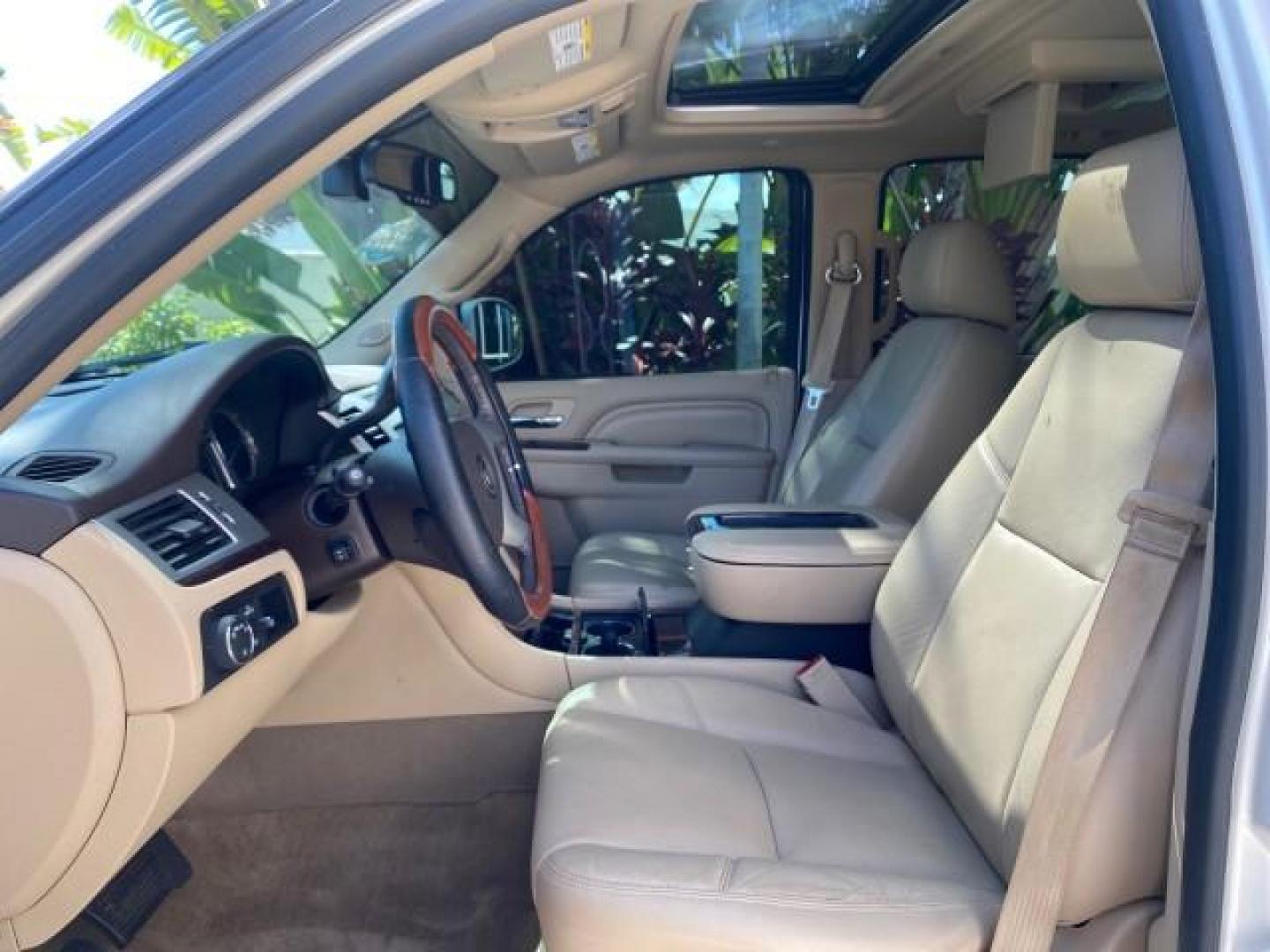 2013 White Diamond Tricoat /Cashmere w/Cocoa Accents Cadillac Escalade Luxury 1 OWNER LOW MILES 70,251 (1GYS3BEF3DR) with an 6.2L Vortec 1000 V8 SFI E85 Engine engine, Automatic transmission, located at 4701 North Dixie Hwy, Pompano Beach, FL, 33064, (954) 422-2889, 26.240938, -80.123474 - OUR WEBPAGE FLORIDACARS1.COM HAS OVER 100 PHOTOS AND FREE CARFAX LINK 2013 CADILLAC ESCALADE LUXURY $ 69,785 NEW 1 G Y S 3 B E F 3 D R 1 6 0 5 8 6 4 DOOR WAGON/SPORT UTILITY 6.2L V8 F OHV 16V FLEX FUEL REAR WHEEL DRIVE Top Features 20 Inch Plus Wheels Parking Sensors A/C Seat(s) Power Hatch/Deck Lid - Photo#46