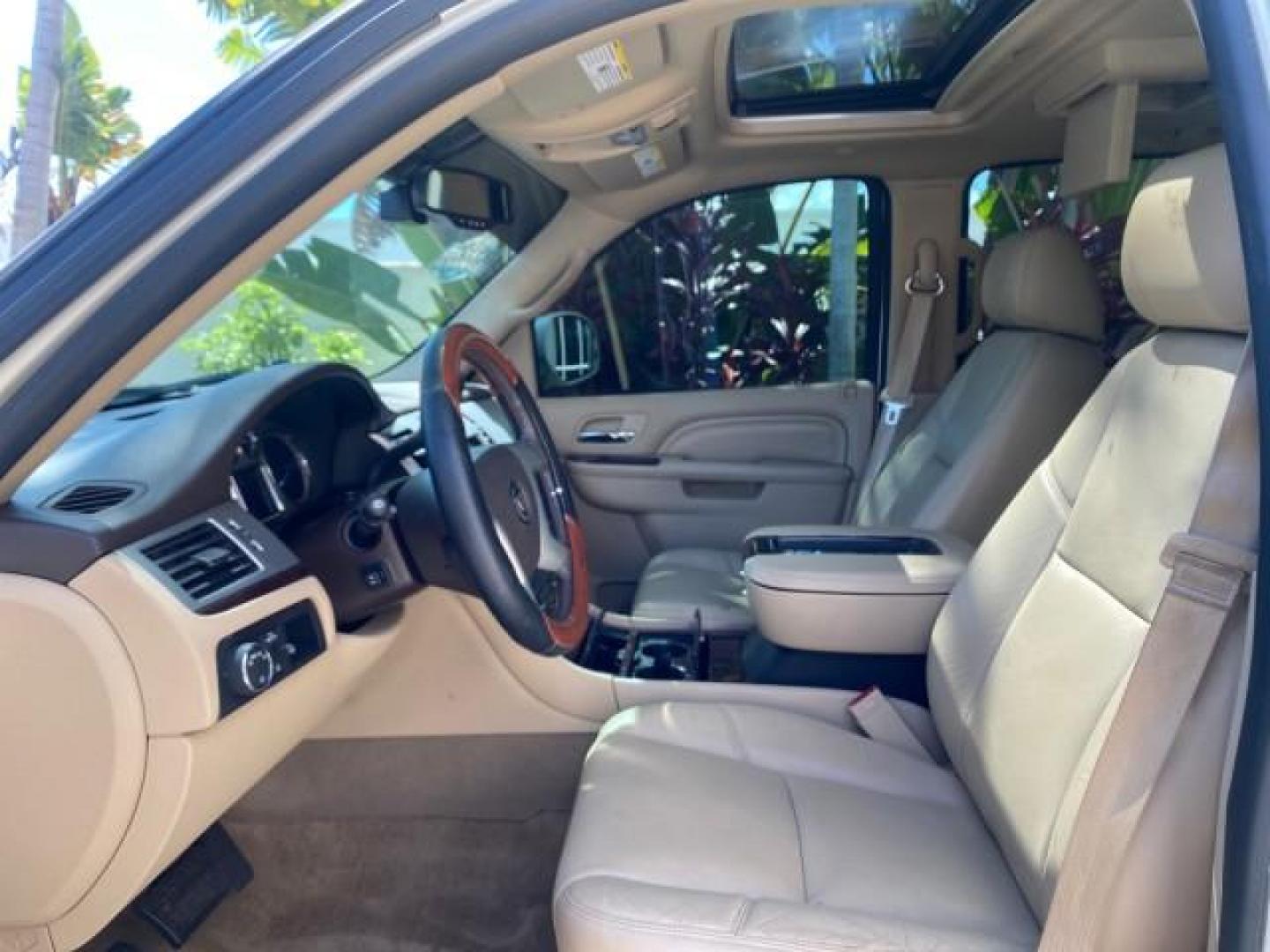 2013 White Diamond Tricoat /Cashmere w/Cocoa Accents Cadillac Escalade Luxury 1 OWNER LOW MILES 70,251 (1GYS3BEF3DR) with an 6.2L Vortec 1000 V8 SFI E85 Engine engine, Automatic transmission, located at 4701 North Dixie Hwy, Pompano Beach, FL, 33064, (954) 422-2889, 26.240938, -80.123474 - OUR WEBPAGE FLORIDACARS1.COM HAS OVER 100 PHOTOS AND FREE CARFAX LINK 2013 CADILLAC ESCALADE LUXURY $ 69,785 NEW 1 G Y S 3 B E F 3 D R 1 6 0 5 8 6 4 DOOR WAGON/SPORT UTILITY 6.2L V8 F OHV 16V FLEX FUEL REAR WHEEL DRIVE Top Features 20 Inch Plus Wheels Parking Sensors A/C Seat(s) Power Hatch/Deck Lid - Photo#47
