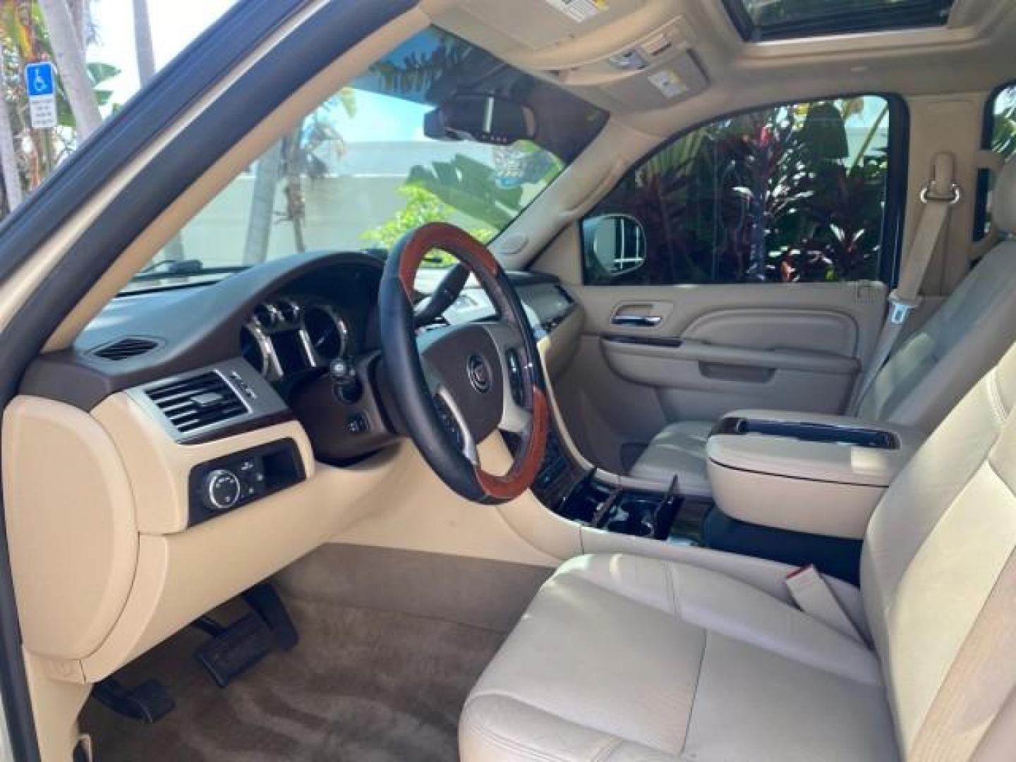 2013 White Diamond Tricoat /Cashmere w/Cocoa Accents Cadillac Escalade Luxury 1 OWNER LOW MILES 70,251 (1GYS3BEF3DR) with an 6.2L Vortec 1000 V8 SFI E85 Engine engine, Automatic transmission, located at 4701 North Dixie Hwy, Pompano Beach, FL, 33064, (954) 422-2889, 26.240938, -80.123474 - OUR WEBPAGE FLORIDACARS1.COM HAS OVER 100 PHOTOS AND FREE CARFAX LINK 2013 CADILLAC ESCALADE LUXURY $ 69,785 NEW 1 G Y S 3 B E F 3 D R 1 6 0 5 8 6 4 DOOR WAGON/SPORT UTILITY 6.2L V8 F OHV 16V FLEX FUEL REAR WHEEL DRIVE Top Features 20 Inch Plus Wheels Parking Sensors A/C Seat(s) Power Hatch/Deck Lid - Photo#48