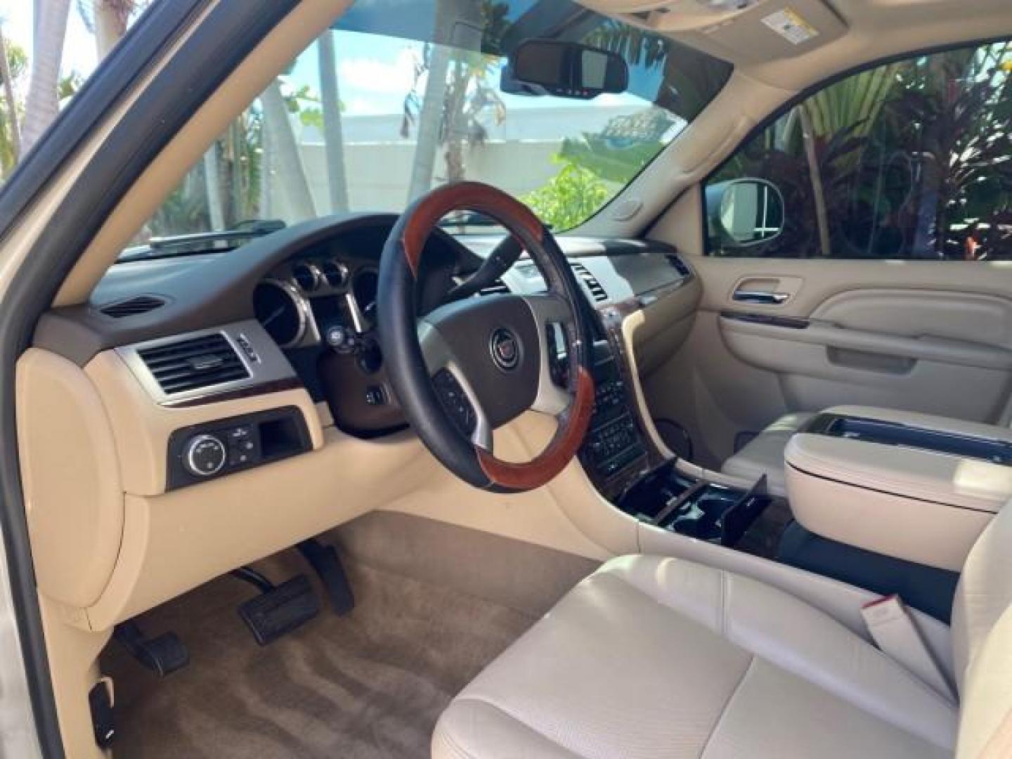 2013 White Diamond Tricoat /Cashmere w/Cocoa Accents Cadillac Escalade Luxury 1 OWNER LOW MILES 70,251 (1GYS3BEF3DR) with an 6.2L Vortec 1000 V8 SFI E85 Engine engine, Automatic transmission, located at 4701 North Dixie Hwy, Pompano Beach, FL, 33064, (954) 422-2889, 26.240938, -80.123474 - OUR WEBPAGE FLORIDACARS1.COM HAS OVER 100 PHOTOS AND FREE CARFAX LINK 2013 CADILLAC ESCALADE LUXURY $ 69,785 NEW 1 G Y S 3 B E F 3 D R 1 6 0 5 8 6 4 DOOR WAGON/SPORT UTILITY 6.2L V8 F OHV 16V FLEX FUEL REAR WHEEL DRIVE Top Features 20 Inch Plus Wheels Parking Sensors A/C Seat(s) Power Hatch/Deck Lid - Photo#49