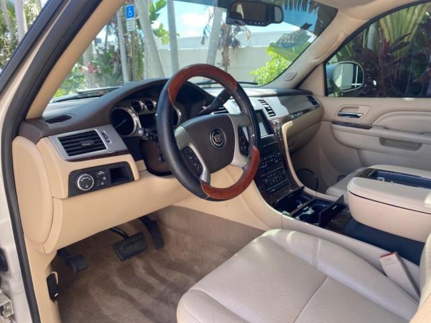 2013 White Diamond Tricoat /Cashmere w/Cocoa Accents Cadillac Escalade Luxury 1 OWNER LOW MILES 70,251 (1GYS3BEF3DR) with an 6.2L Vortec 1000 V8 SFI E85 Engine engine, Automatic transmission, located at 4701 North Dixie Hwy, Pompano Beach, FL, 33064, (954) 422-2889, 26.240938, -80.123474 - OUR WEBPAGE FLORIDACARS1.COM HAS OVER 100 PHOTOS AND FREE CARFAX LINK 2013 CADILLAC ESCALADE LUXURY $ 69,785 NEW 1 G Y S 3 B E F 3 D R 1 6 0 5 8 6 4 DOOR WAGON/SPORT UTILITY 6.2L V8 F OHV 16V FLEX FUEL REAR WHEEL DRIVE Top Features 20 Inch Plus Wheels Parking Sensors A/C Seat(s) Power Hatch/Deck Lid - Photo#50