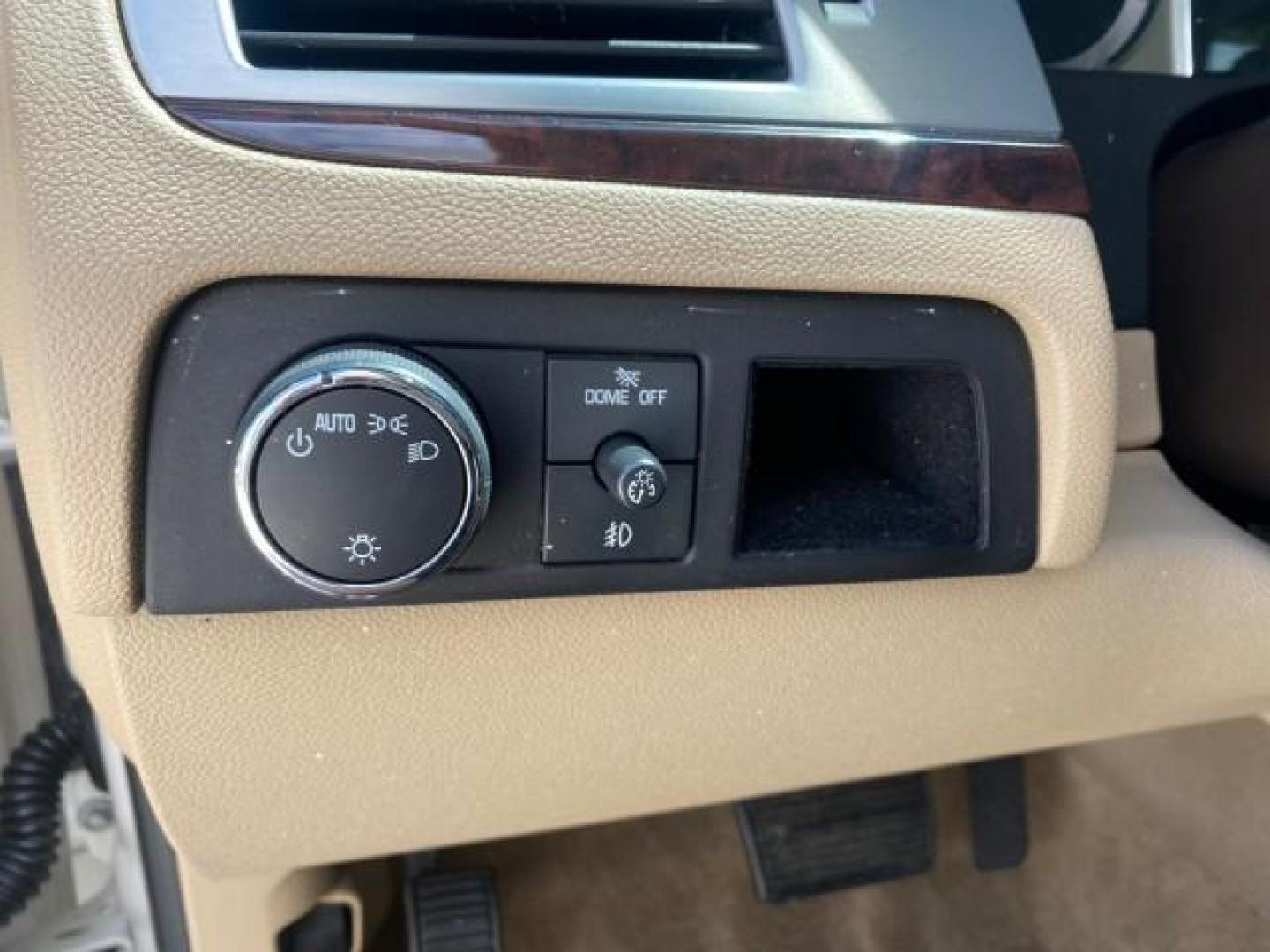 2013 White Diamond Tricoat /Cashmere w/Cocoa Accents Cadillac Escalade Luxury 1 OWNER LOW MILES 70,251 (1GYS3BEF3DR) with an 6.2L Vortec 1000 V8 SFI E85 Engine engine, Automatic transmission, located at 4701 North Dixie Hwy, Pompano Beach, FL, 33064, (954) 422-2889, 26.240938, -80.123474 - OUR WEBPAGE FLORIDACARS1.COM HAS OVER 100 PHOTOS AND FREE CARFAX LINK 2013 CADILLAC ESCALADE LUXURY $ 69,785 NEW 1 G Y S 3 B E F 3 D R 1 6 0 5 8 6 4 DOOR WAGON/SPORT UTILITY 6.2L V8 F OHV 16V FLEX FUEL REAR WHEEL DRIVE Top Features 20 Inch Plus Wheels Parking Sensors A/C Seat(s) Power Hatch/Deck Lid - Photo#56