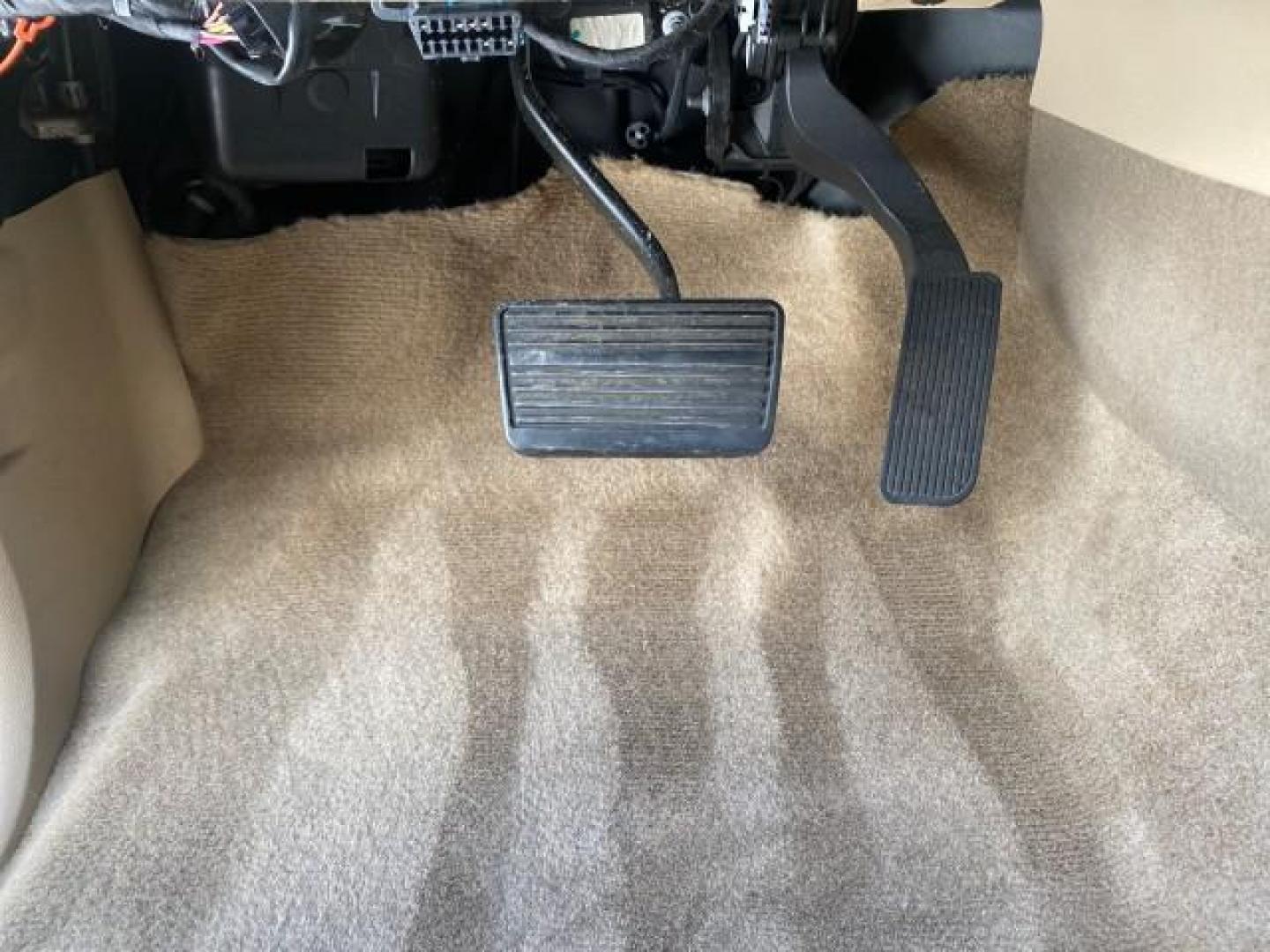 2013 White Diamond Tricoat /Cashmere w/Cocoa Accents Cadillac Escalade Luxury 1 OWNER LOW MILES 70,251 (1GYS3BEF3DR) with an 6.2L Vortec 1000 V8 SFI E85 Engine engine, Automatic transmission, located at 4701 North Dixie Hwy, Pompano Beach, FL, 33064, (954) 422-2889, 26.240938, -80.123474 - OUR WEBPAGE FLORIDACARS1.COM HAS OVER 100 PHOTOS AND FREE CARFAX LINK 2013 CADILLAC ESCALADE LUXURY $ 69,785 NEW 1 G Y S 3 B E F 3 D R 1 6 0 5 8 6 4 DOOR WAGON/SPORT UTILITY 6.2L V8 F OHV 16V FLEX FUEL REAR WHEEL DRIVE Top Features 20 Inch Plus Wheels Parking Sensors A/C Seat(s) Power Hatch/Deck Lid - Photo#57