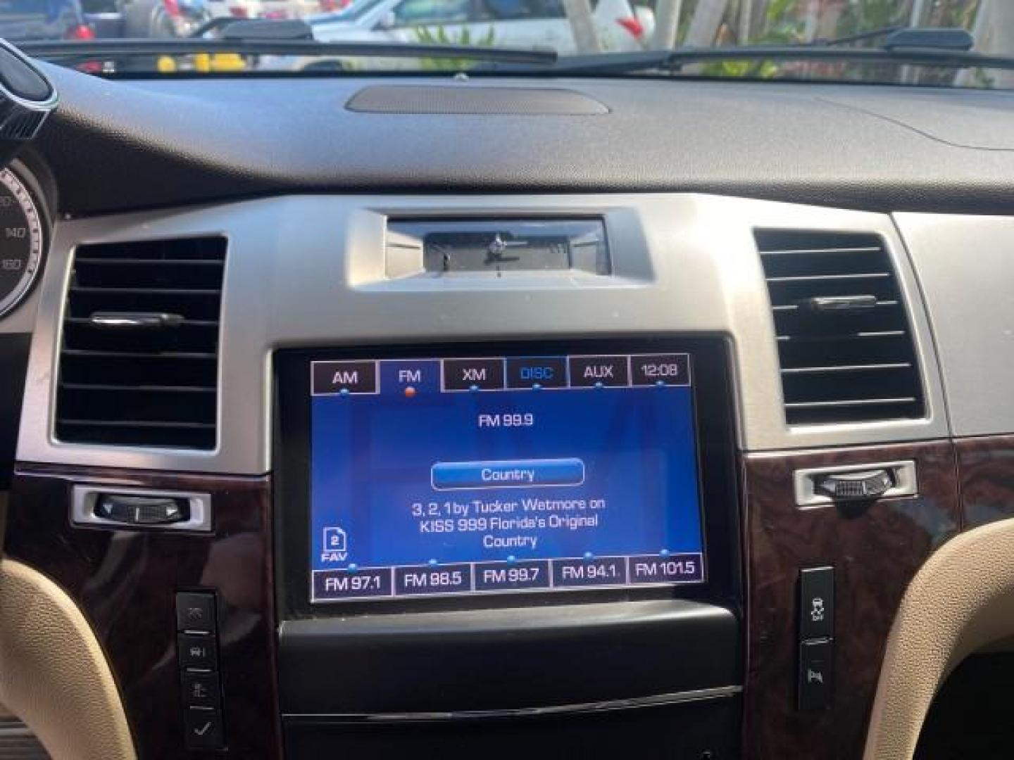 2013 White Diamond Tricoat /Cashmere w/Cocoa Accents Cadillac Escalade Luxury 1 OWNER LOW MILES 70,251 (1GYS3BEF3DR) with an 6.2L Vortec 1000 V8 SFI E85 Engine engine, Automatic transmission, located at 4701 North Dixie Hwy, Pompano Beach, FL, 33064, (954) 422-2889, 26.240938, -80.123474 - OUR WEBPAGE FLORIDACARS1.COM HAS OVER 100 PHOTOS AND FREE CARFAX LINK 2013 CADILLAC ESCALADE LUXURY $ 69,785 NEW 1 G Y S 3 B E F 3 D R 1 6 0 5 8 6 4 DOOR WAGON/SPORT UTILITY 6.2L V8 F OHV 16V FLEX FUEL REAR WHEEL DRIVE Top Features 20 Inch Plus Wheels Parking Sensors A/C Seat(s) Power Hatch/Deck Lid - Photo#60