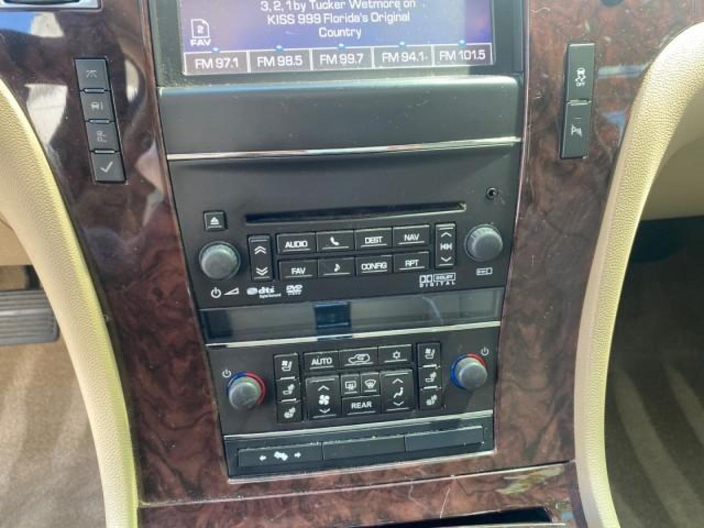 2013 White Diamond Tricoat /Cashmere w/Cocoa Accents Cadillac Escalade Luxury 1 OWNER LOW MILES 70,251 (1GYS3BEF3DR) with an 6.2L Vortec 1000 V8 SFI E85 Engine engine, Automatic transmission, located at 4701 North Dixie Hwy, Pompano Beach, FL, 33064, (954) 422-2889, 26.240938, -80.123474 - OUR WEBPAGE FLORIDACARS1.COM HAS OVER 100 PHOTOS AND FREE CARFAX LINK 2013 CADILLAC ESCALADE LUXURY $ 69,785 NEW 1 G Y S 3 B E F 3 D R 1 6 0 5 8 6 4 DOOR WAGON/SPORT UTILITY 6.2L V8 F OHV 16V FLEX FUEL REAR WHEEL DRIVE Top Features 20 Inch Plus Wheels Parking Sensors A/C Seat(s) Power Hatch/Deck Lid - Photo#61