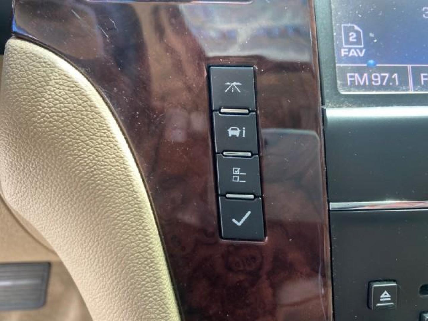 2013 White Diamond Tricoat /Cashmere w/Cocoa Accents Cadillac Escalade Luxury 1 OWNER LOW MILES 70,251 (1GYS3BEF3DR) with an 6.2L Vortec 1000 V8 SFI E85 Engine engine, Automatic transmission, located at 4701 North Dixie Hwy, Pompano Beach, FL, 33064, (954) 422-2889, 26.240938, -80.123474 - OUR WEBPAGE FLORIDACARS1.COM HAS OVER 100 PHOTOS AND FREE CARFAX LINK 2013 CADILLAC ESCALADE LUXURY $ 69,785 NEW 1 G Y S 3 B E F 3 D R 1 6 0 5 8 6 4 DOOR WAGON/SPORT UTILITY 6.2L V8 F OHV 16V FLEX FUEL REAR WHEEL DRIVE Top Features 20 Inch Plus Wheels Parking Sensors A/C Seat(s) Power Hatch/Deck Lid - Photo#62