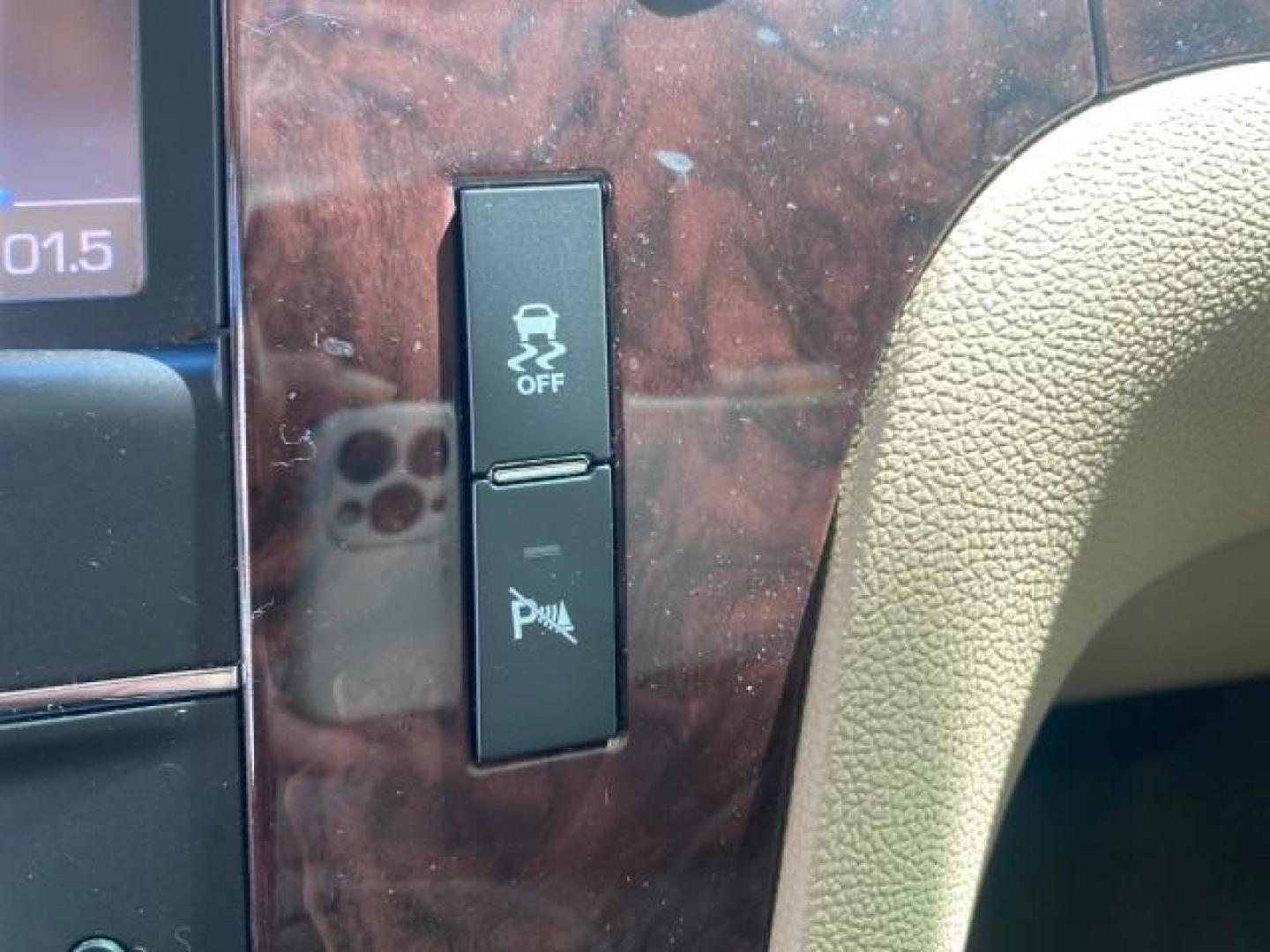 2013 White Diamond Tricoat /Cashmere w/Cocoa Accents Cadillac Escalade Luxury 1 OWNER LOW MILES 70,251 (1GYS3BEF3DR) with an 6.2L Vortec 1000 V8 SFI E85 Engine engine, Automatic transmission, located at 4701 North Dixie Hwy, Pompano Beach, FL, 33064, (954) 422-2889, 26.240938, -80.123474 - OUR WEBPAGE FLORIDACARS1.COM HAS OVER 100 PHOTOS AND FREE CARFAX LINK 2013 CADILLAC ESCALADE LUXURY $ 69,785 NEW 1 G Y S 3 B E F 3 D R 1 6 0 5 8 6 4 DOOR WAGON/SPORT UTILITY 6.2L V8 F OHV 16V FLEX FUEL REAR WHEEL DRIVE Top Features 20 Inch Plus Wheels Parking Sensors A/C Seat(s) Power Hatch/Deck Lid - Photo#63