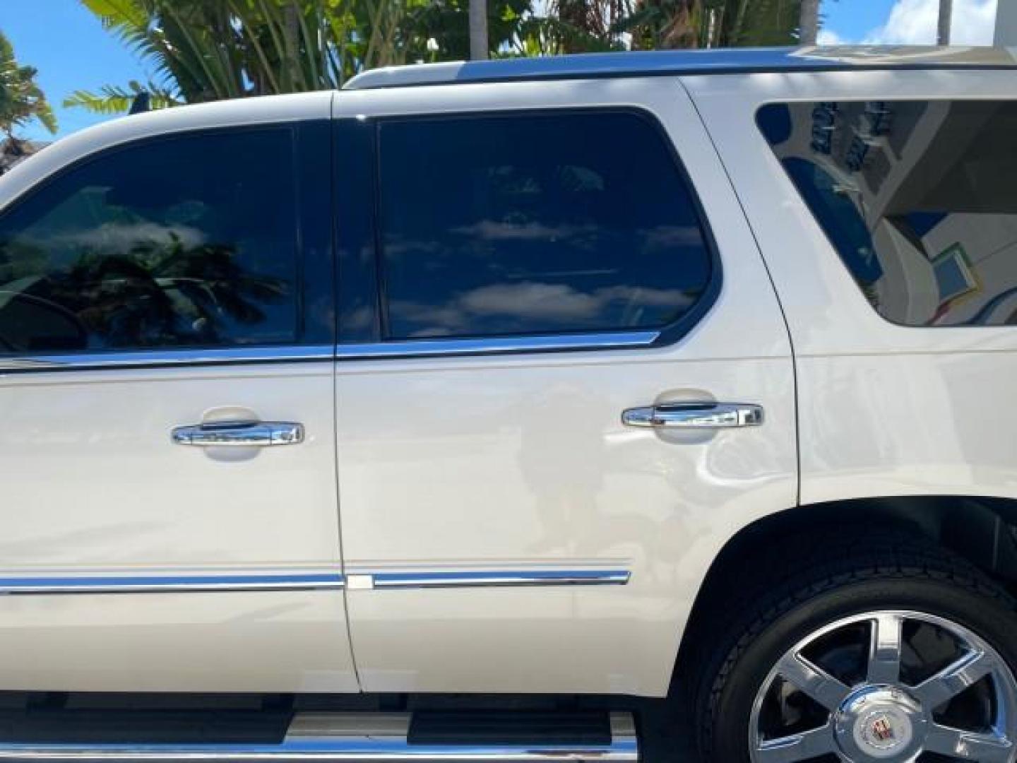 2013 White Diamond Tricoat /Cashmere w/Cocoa Accents Cadillac Escalade Luxury 1 OWNER LOW MILES 70,251 (1GYS3BEF3DR) with an 6.2L Vortec 1000 V8 SFI E85 Engine engine, Automatic transmission, located at 4701 North Dixie Hwy, Pompano Beach, FL, 33064, (954) 422-2889, 26.240938, -80.123474 - OUR WEBPAGE FLORIDACARS1.COM HAS OVER 100 PHOTOS AND FREE CARFAX LINK 2013 CADILLAC ESCALADE LUXURY $ 69,785 NEW 1 G Y S 3 B E F 3 D R 1 6 0 5 8 6 4 DOOR WAGON/SPORT UTILITY 6.2L V8 F OHV 16V FLEX FUEL REAR WHEEL DRIVE Top Features 20 Inch Plus Wheels Parking Sensors A/C Seat(s) Power Hatch/Deck Lid - Photo#76