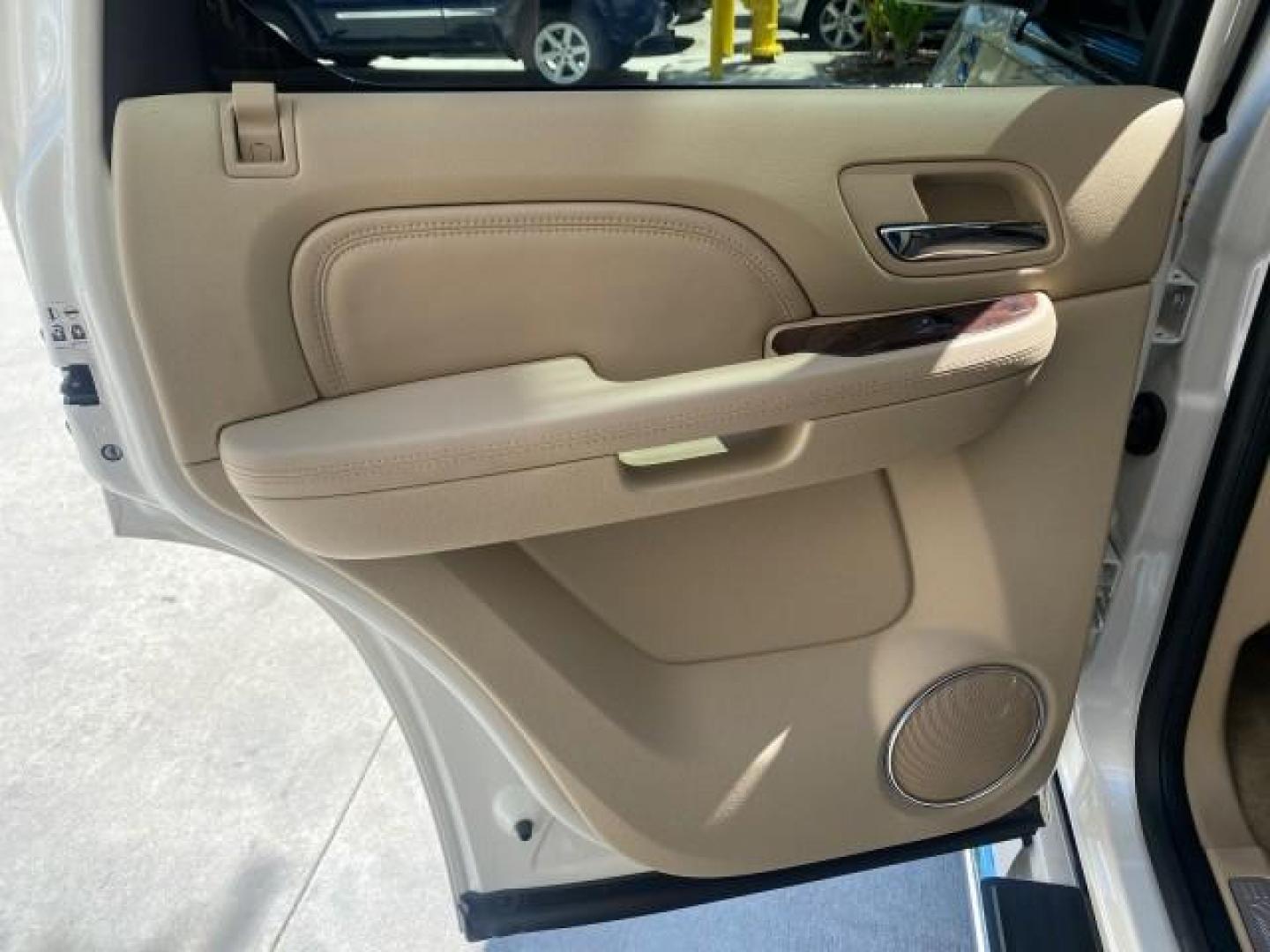 2013 White Diamond Tricoat /Cashmere w/Cocoa Accents Cadillac Escalade Luxury 1 OWNER LOW MILES 70,251 (1GYS3BEF3DR) with an 6.2L Vortec 1000 V8 SFI E85 Engine engine, Automatic transmission, located at 4701 North Dixie Hwy, Pompano Beach, FL, 33064, (954) 422-2889, 26.240938, -80.123474 - OUR WEBPAGE FLORIDACARS1.COM HAS OVER 100 PHOTOS AND FREE CARFAX LINK 2013 CADILLAC ESCALADE LUXURY $ 69,785 NEW 1 G Y S 3 B E F 3 D R 1 6 0 5 8 6 4 DOOR WAGON/SPORT UTILITY 6.2L V8 F OHV 16V FLEX FUEL REAR WHEEL DRIVE Top Features 20 Inch Plus Wheels Parking Sensors A/C Seat(s) Power Hatch/Deck Lid - Photo#78