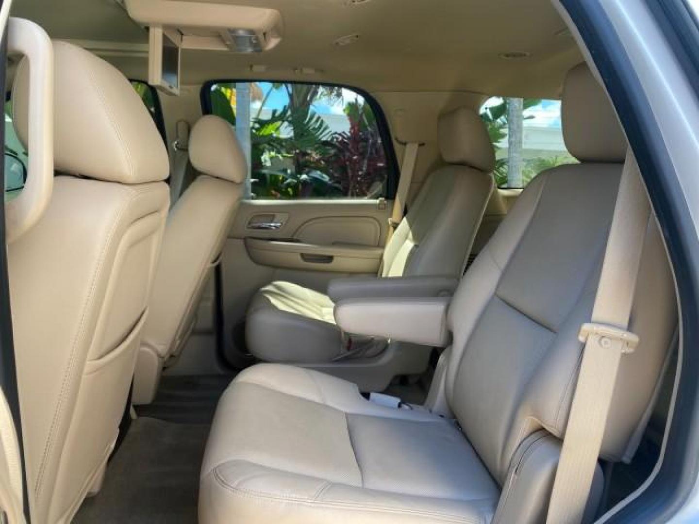 2013 White Diamond Tricoat /Cashmere w/Cocoa Accents Cadillac Escalade Luxury 1 OWNER LOW MILES 70,251 (1GYS3BEF3DR) with an 6.2L Vortec 1000 V8 SFI E85 Engine engine, Automatic transmission, located at 4701 North Dixie Hwy, Pompano Beach, FL, 33064, (954) 422-2889, 26.240938, -80.123474 - OUR WEBPAGE FLORIDACARS1.COM HAS OVER 100 PHOTOS AND FREE CARFAX LINK 2013 CADILLAC ESCALADE LUXURY $ 69,785 NEW 1 G Y S 3 B E F 3 D R 1 6 0 5 8 6 4 DOOR WAGON/SPORT UTILITY 6.2L V8 F OHV 16V FLEX FUEL REAR WHEEL DRIVE Top Features 20 Inch Plus Wheels Parking Sensors A/C Seat(s) Power Hatch/Deck Lid - Photo#79