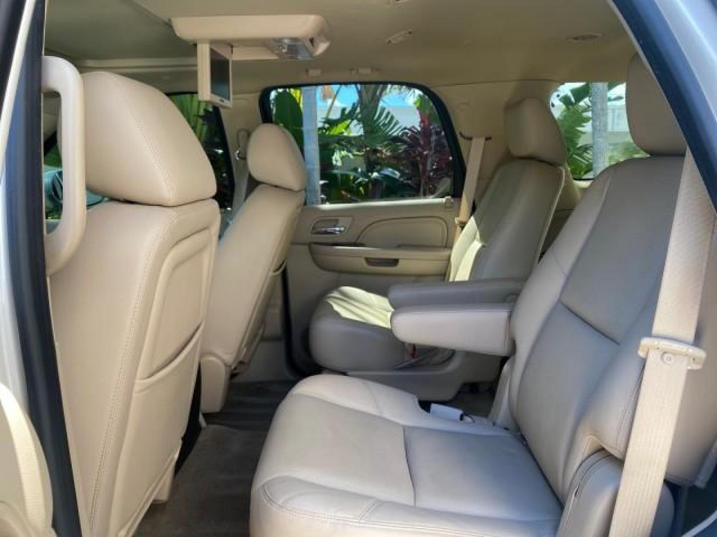 2013 White Diamond Tricoat /Cashmere w/Cocoa Accents Cadillac Escalade Luxury 1 OWNER LOW MILES 70,251 (1GYS3BEF3DR) with an 6.2L Vortec 1000 V8 SFI E85 Engine engine, Automatic transmission, located at 4701 North Dixie Hwy, Pompano Beach, FL, 33064, (954) 422-2889, 26.240938, -80.123474 - OUR WEBPAGE FLORIDACARS1.COM HAS OVER 100 PHOTOS AND FREE CARFAX LINK 2013 CADILLAC ESCALADE LUXURY $ 69,785 NEW 1 G Y S 3 B E F 3 D R 1 6 0 5 8 6 4 DOOR WAGON/SPORT UTILITY 6.2L V8 F OHV 16V FLEX FUEL REAR WHEEL DRIVE Top Features 20 Inch Plus Wheels Parking Sensors A/C Seat(s) Power Hatch/Deck Lid - Photo#80