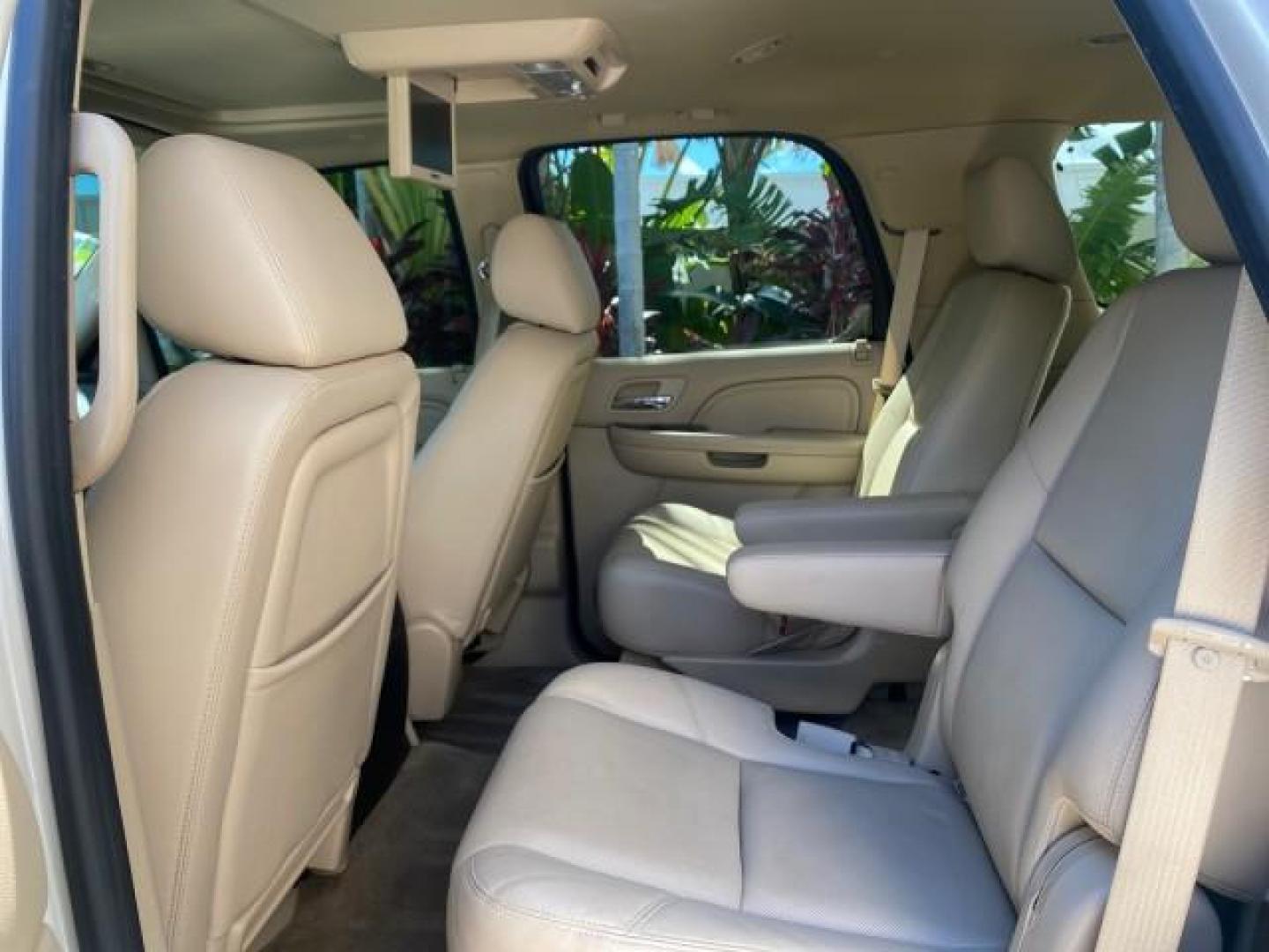 2013 White Diamond Tricoat /Cashmere w/Cocoa Accents Cadillac Escalade Luxury 1 OWNER LOW MILES 70,251 (1GYS3BEF3DR) with an 6.2L Vortec 1000 V8 SFI E85 Engine engine, Automatic transmission, located at 4701 North Dixie Hwy, Pompano Beach, FL, 33064, (954) 422-2889, 26.240938, -80.123474 - OUR WEBPAGE FLORIDACARS1.COM HAS OVER 100 PHOTOS AND FREE CARFAX LINK 2013 CADILLAC ESCALADE LUXURY $ 69,785 NEW 1 G Y S 3 B E F 3 D R 1 6 0 5 8 6 4 DOOR WAGON/SPORT UTILITY 6.2L V8 F OHV 16V FLEX FUEL REAR WHEEL DRIVE Top Features 20 Inch Plus Wheels Parking Sensors A/C Seat(s) Power Hatch/Deck Lid - Photo#81