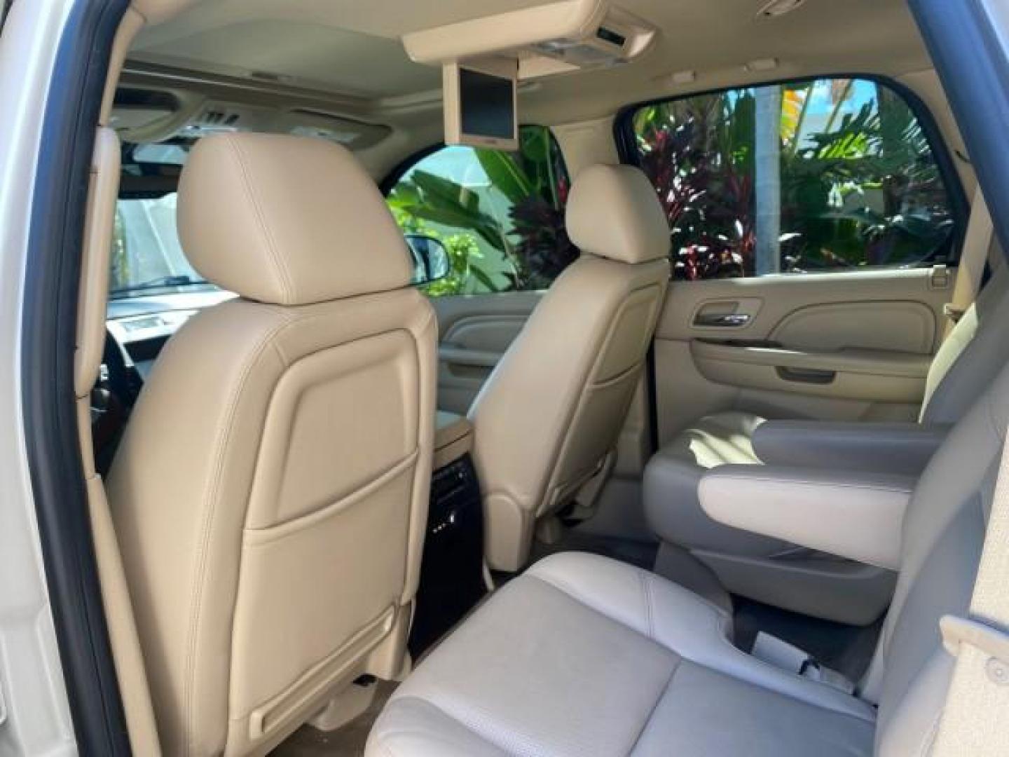 2013 White Diamond Tricoat /Cashmere w/Cocoa Accents Cadillac Escalade Luxury 1 OWNER LOW MILES 70,251 (1GYS3BEF3DR) with an 6.2L Vortec 1000 V8 SFI E85 Engine engine, Automatic transmission, located at 4701 North Dixie Hwy, Pompano Beach, FL, 33064, (954) 422-2889, 26.240938, -80.123474 - OUR WEBPAGE FLORIDACARS1.COM HAS OVER 100 PHOTOS AND FREE CARFAX LINK 2013 CADILLAC ESCALADE LUXURY $ 69,785 NEW 1 G Y S 3 B E F 3 D R 1 6 0 5 8 6 4 DOOR WAGON/SPORT UTILITY 6.2L V8 F OHV 16V FLEX FUEL REAR WHEEL DRIVE Top Features 20 Inch Plus Wheels Parking Sensors A/C Seat(s) Power Hatch/Deck Lid - Photo#82