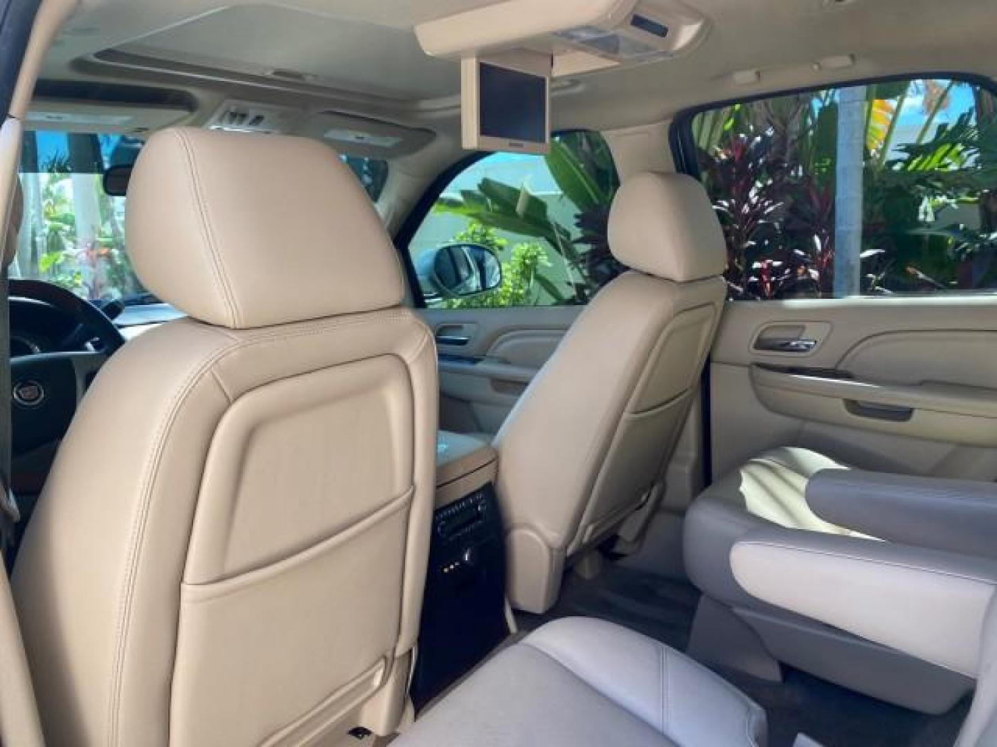 2013 White Diamond Tricoat /Cashmere w/Cocoa Accents Cadillac Escalade Luxury 1 OWNER LOW MILES 70,251 (1GYS3BEF3DR) with an 6.2L Vortec 1000 V8 SFI E85 Engine engine, Automatic transmission, located at 4701 North Dixie Hwy, Pompano Beach, FL, 33064, (954) 422-2889, 26.240938, -80.123474 - OUR WEBPAGE FLORIDACARS1.COM HAS OVER 100 PHOTOS AND FREE CARFAX LINK 2013 CADILLAC ESCALADE LUXURY $ 69,785 NEW 1 G Y S 3 B E F 3 D R 1 6 0 5 8 6 4 DOOR WAGON/SPORT UTILITY 6.2L V8 F OHV 16V FLEX FUEL REAR WHEEL DRIVE Top Features 20 Inch Plus Wheels Parking Sensors A/C Seat(s) Power Hatch/Deck Lid - Photo#83