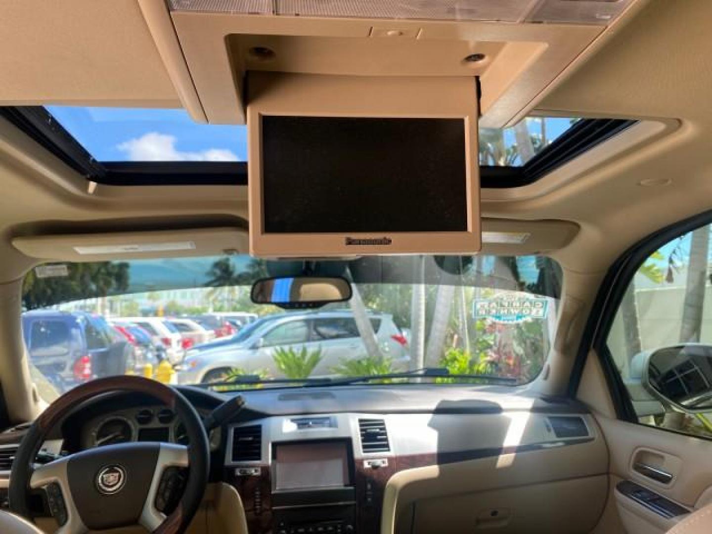 2013 White Diamond Tricoat /Cashmere w/Cocoa Accents Cadillac Escalade Luxury 1 OWNER LOW MILES 70,251 (1GYS3BEF3DR) with an 6.2L Vortec 1000 V8 SFI E85 Engine engine, Automatic transmission, located at 4701 North Dixie Hwy, Pompano Beach, FL, 33064, (954) 422-2889, 26.240938, -80.123474 - OUR WEBPAGE FLORIDACARS1.COM HAS OVER 100 PHOTOS AND FREE CARFAX LINK 2013 CADILLAC ESCALADE LUXURY $ 69,785 NEW 1 G Y S 3 B E F 3 D R 1 6 0 5 8 6 4 DOOR WAGON/SPORT UTILITY 6.2L V8 F OHV 16V FLEX FUEL REAR WHEEL DRIVE Top Features 20 Inch Plus Wheels Parking Sensors A/C Seat(s) Power Hatch/Deck Lid - Photo#86