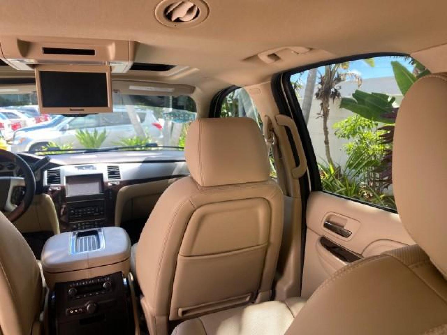 2013 White Diamond Tricoat /Cashmere w/Cocoa Accents Cadillac Escalade Luxury 1 OWNER LOW MILES 70,251 (1GYS3BEF3DR) with an 6.2L Vortec 1000 V8 SFI E85 Engine engine, Automatic transmission, located at 4701 North Dixie Hwy, Pompano Beach, FL, 33064, (954) 422-2889, 26.240938, -80.123474 - OUR WEBPAGE FLORIDACARS1.COM HAS OVER 100 PHOTOS AND FREE CARFAX LINK 2013 CADILLAC ESCALADE LUXURY $ 69,785 NEW 1 G Y S 3 B E F 3 D R 1 6 0 5 8 6 4 DOOR WAGON/SPORT UTILITY 6.2L V8 F OHV 16V FLEX FUEL REAR WHEEL DRIVE Top Features 20 Inch Plus Wheels Parking Sensors A/C Seat(s) Power Hatch/Deck Lid - Photo#93
