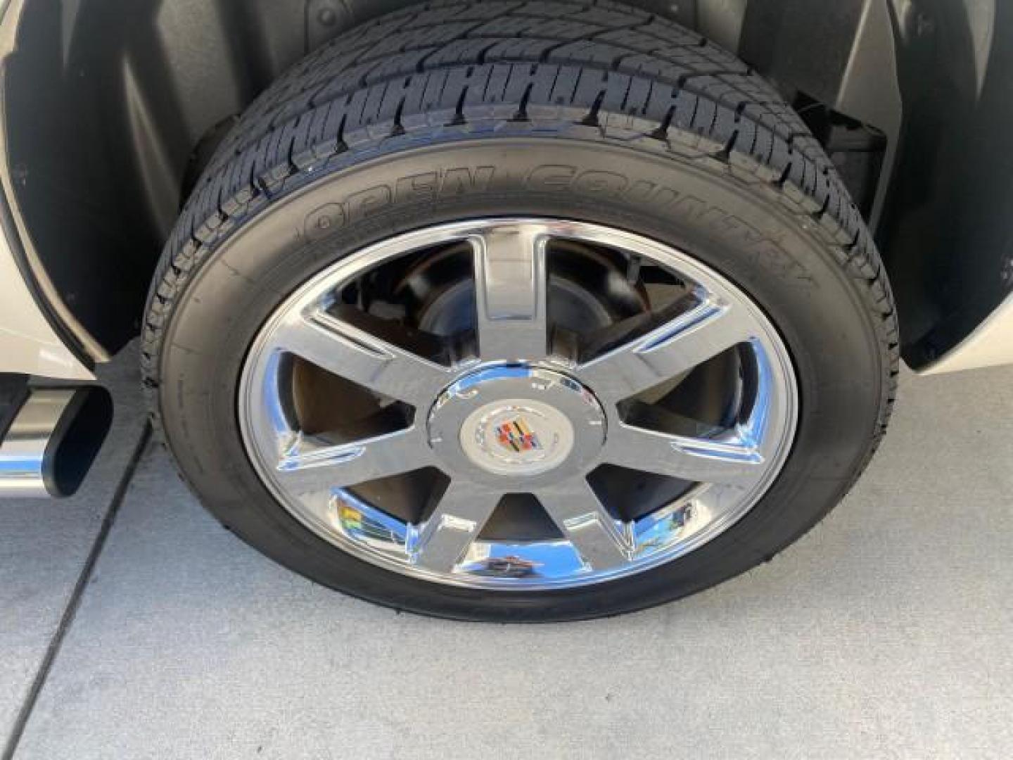 2013 White Diamond Tricoat /Cashmere w/Cocoa Accents Cadillac Escalade Luxury 1 OWNER LOW MILES 70,251 (1GYS3BEF3DR) with an 6.2L Vortec 1000 V8 SFI E85 Engine engine, Automatic transmission, located at 4701 North Dixie Hwy, Pompano Beach, FL, 33064, (954) 422-2889, 26.240938, -80.123474 - OUR WEBPAGE FLORIDACARS1.COM HAS OVER 100 PHOTOS AND FREE CARFAX LINK 2013 CADILLAC ESCALADE LUXURY $ 69,785 NEW 1 G Y S 3 B E F 3 D R 1 6 0 5 8 6 4 DOOR WAGON/SPORT UTILITY 6.2L V8 F OHV 16V FLEX FUEL REAR WHEEL DRIVE Top Features 20 Inch Plus Wheels Parking Sensors A/C Seat(s) Power Hatch/Deck Lid - Photo#97