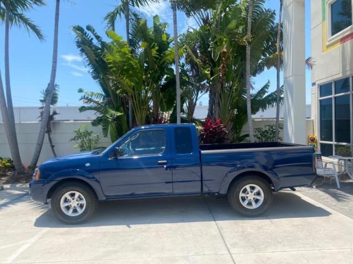 2002 Electric Blue Metallic /Gray Nissan Frontier 2WD XE FL LOW MILES 73,028 (1N6DD26S92C) with an 2.4L DOHC SMPI 16-Valve 4-Cyl Engine engine, Automatic transmission, located at 4701 North Dixie Hwy, Pompano Beach, FL, 33064, (954) 422-2889, 26.240938, -80.123474 - OUR WEBPAGE FLORIDACARS1.COM HAS OVER 100 PHOTOS AND FREE CARFAX LINK 2002 NISSAN FRONTIER XE VIN: 1N6DD26S92C366273 1 N 6 D D 2 6 S 9 2 C 3 6 6 2 7 3 CLUB CAB PICKUP 2.4L I4 F DOHC 16V GASOLINE REAR WHEEL DRIVE Top Features Alloy Wheels Cloth Seats Bed Liner Basic Features ABS Brakes Air Conditioni - Photo#4