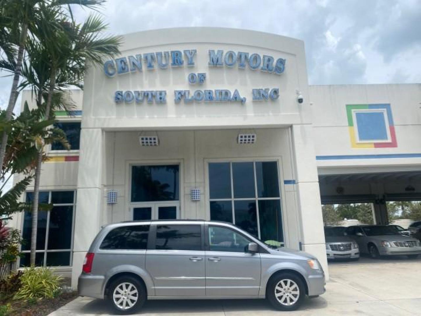 2014 Billet Silver Metallic Clearcoat /Black/Light Graystone Chrysler Town and Country Touring LOW MILES ONLY 46.298 (2C4RC1BG3ER) with an 3.6L V6 Cylinder Engine engine, Automatic transmission, located at 4701 North Dixie Hwy, Pompano Beach, FL, 33064, (954) 422-2889, 26.240938, -80.123474 - OUR WEBPAGE FLORIDACARS1.COM HAS OVER 100 PHOTOS AND FREE CARFAX LINK 2014 CHRYSLER TOWN AND COUNTRY TOURING VIN: 2C4RC1BG3ER206943 2 C 4 R C 1 B G 3 E R 2 0 6 9 4 3 VAN 3.6L V6 F DOHC 24V GASOLINE FRONT WHEEL DRIVE Top Features Alloy Wheels Rear Air Conditioning Bluetooth Technology Rear Entertainm - Photo#0