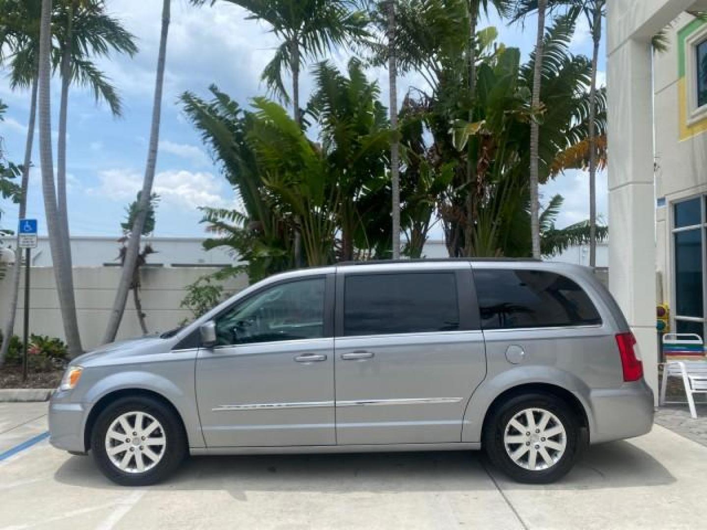 2014 Billet Silver Metallic Clearcoat /Black/Light Graystone Chrysler Town and Country Touring LOW MILES ONLY 46.298 (2C4RC1BG3ER) with an 3.6L V6 Cylinder Engine engine, Automatic transmission, located at 4701 North Dixie Hwy, Pompano Beach, FL, 33064, (954) 422-2889, 26.240938, -80.123474 - OUR WEBPAGE FLORIDACARS1.COM HAS OVER 100 PHOTOS AND FREE CARFAX LINK 2014 CHRYSLER TOWN AND COUNTRY TOURING VIN: 2C4RC1BG3ER206943 2 C 4 R C 1 B G 3 E R 2 0 6 9 4 3 VAN 3.6L V6 F DOHC 24V GASOLINE FRONT WHEEL DRIVE Top Features Alloy Wheels Rear Air Conditioning Bluetooth Technology Rear Entertainm - Photo#4