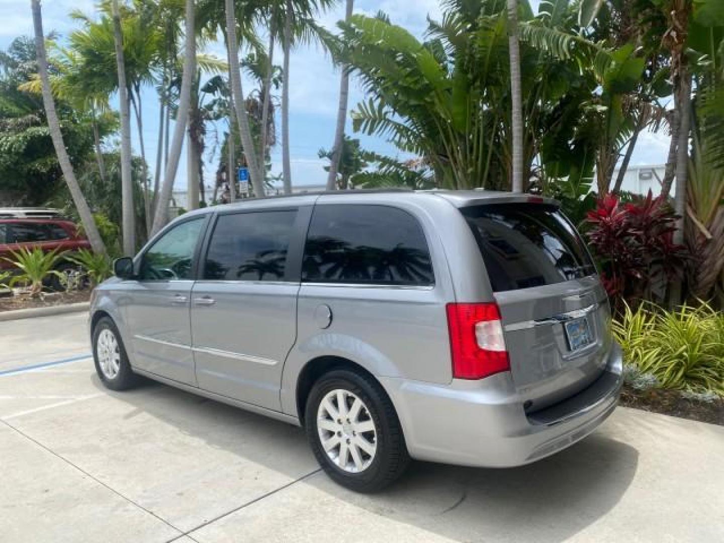 2014 Billet Silver Metallic Clearcoat /Black/Light Graystone Chrysler Town and Country Touring LOW MILES ONLY 46.298 (2C4RC1BG3ER) with an 3.6L V6 Cylinder Engine engine, Automatic transmission, located at 4701 North Dixie Hwy, Pompano Beach, FL, 33064, (954) 422-2889, 26.240938, -80.123474 - OUR WEBPAGE FLORIDACARS1.COM HAS OVER 100 PHOTOS AND FREE CARFAX LINK 2014 CHRYSLER TOWN AND COUNTRY TOURING VIN: 2C4RC1BG3ER206943 2 C 4 R C 1 B G 3 E R 2 0 6 9 4 3 VAN 3.6L V6 F DOHC 24V GASOLINE FRONT WHEEL DRIVE Top Features Alloy Wheels Rear Air Conditioning Bluetooth Technology Rear Entertainm - Photo#5
