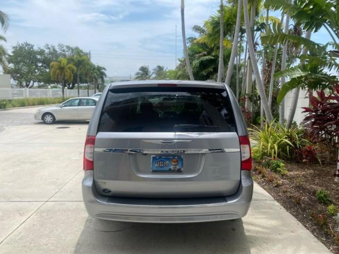 2014 Billet Silver Metallic Clearcoat /Black/Light Graystone Chrysler Town and Country Touring LOW MILES ONLY 46.298 (2C4RC1BG3ER) with an 3.6L V6 Cylinder Engine engine, Automatic transmission, located at 4701 North Dixie Hwy, Pompano Beach, FL, 33064, (954) 422-2889, 26.240938, -80.123474 - OUR WEBPAGE FLORIDACARS1.COM HAS OVER 100 PHOTOS AND FREE CARFAX LINK 2014 CHRYSLER TOWN AND COUNTRY TOURING VIN: 2C4RC1BG3ER206943 2 C 4 R C 1 B G 3 E R 2 0 6 9 4 3 VAN 3.6L V6 F DOHC 24V GASOLINE FRONT WHEEL DRIVE Top Features Alloy Wheels Rear Air Conditioning Bluetooth Technology Rear Entertainm - Photo#6