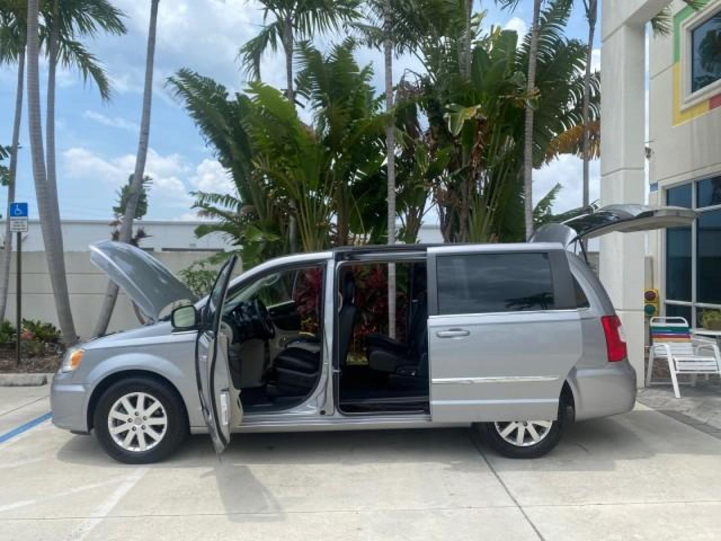 2014 Billet Silver Metallic Clearcoat /Black/Light Graystone Chrysler Town and Country Touring LOW MILES ONLY 46.298 (2C4RC1BG3ER) with an 3.6L V6 Cylinder Engine engine, Automatic transmission, located at 4701 North Dixie Hwy, Pompano Beach, FL, 33064, (954) 422-2889, 26.240938, -80.123474 - OUR WEBPAGE FLORIDACARS1.COM HAS OVER 100 PHOTOS AND FREE CARFAX LINK 2014 CHRYSLER TOWN AND COUNTRY TOURING VIN: 2C4RC1BG3ER206943 2 C 4 R C 1 B G 3 E R 2 0 6 9 4 3 VAN 3.6L V6 F DOHC 24V GASOLINE FRONT WHEEL DRIVE Top Features Alloy Wheels Rear Air Conditioning Bluetooth Technology Rear Entertainm - Photo#8
