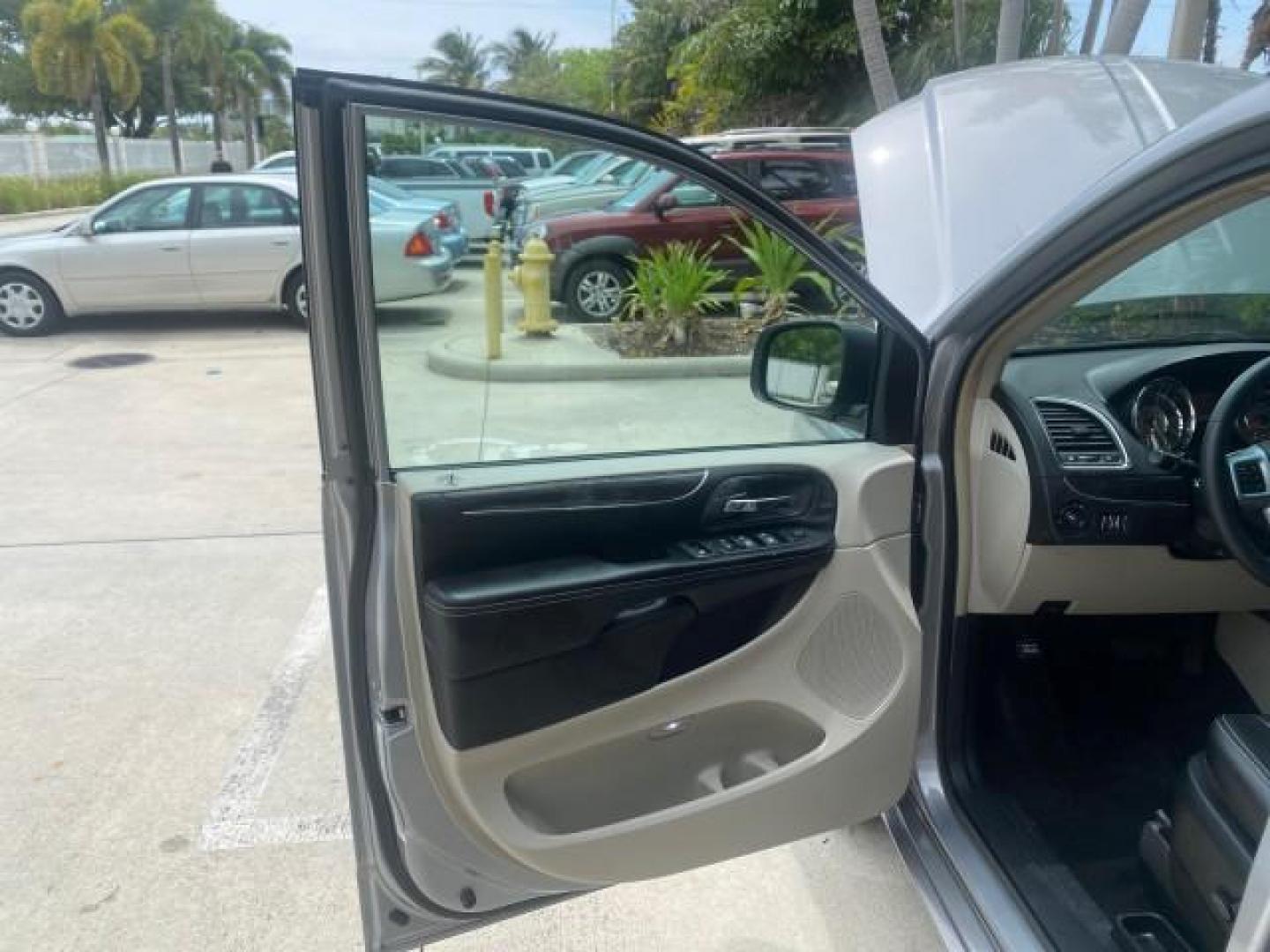 2014 Billet Silver Metallic Clearcoat /Black/Light Graystone Chrysler Town and Country Touring LOW MILES ONLY 46.298 (2C4RC1BG3ER) with an 3.6L V6 Cylinder Engine engine, Automatic transmission, located at 4701 North Dixie Hwy, Pompano Beach, FL, 33064, (954) 422-2889, 26.240938, -80.123474 - OUR WEBPAGE FLORIDACARS1.COM HAS OVER 100 PHOTOS AND FREE CARFAX LINK 2014 CHRYSLER TOWN AND COUNTRY TOURING VIN: 2C4RC1BG3ER206943 2 C 4 R C 1 B G 3 E R 2 0 6 9 4 3 VAN 3.6L V6 F DOHC 24V GASOLINE FRONT WHEEL DRIVE Top Features Alloy Wheels Rear Air Conditioning Bluetooth Technology Rear Entertainm - Photo#9