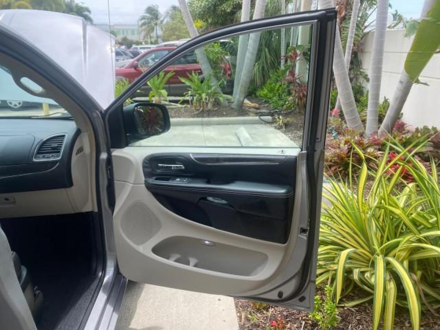 2014 Billet Silver Metallic Clearcoat /Black/Light Graystone Chrysler Town and Country Touring LOW MILES ONLY 46.298 (2C4RC1BG3ER) with an 3.6L V6 Cylinder Engine engine, Automatic transmission, located at 4701 North Dixie Hwy, Pompano Beach, FL, 33064, (954) 422-2889, 26.240938, -80.123474 - OUR WEBPAGE FLORIDACARS1.COM HAS OVER 100 PHOTOS AND FREE CARFAX LINK 2014 CHRYSLER TOWN AND COUNTRY TOURING VIN: 2C4RC1BG3ER206943 2 C 4 R C 1 B G 3 E R 2 0 6 9 4 3 VAN 3.6L V6 F DOHC 24V GASOLINE FRONT WHEEL DRIVE Top Features Alloy Wheels Rear Air Conditioning Bluetooth Technology Rear Entertainm - Photo#11