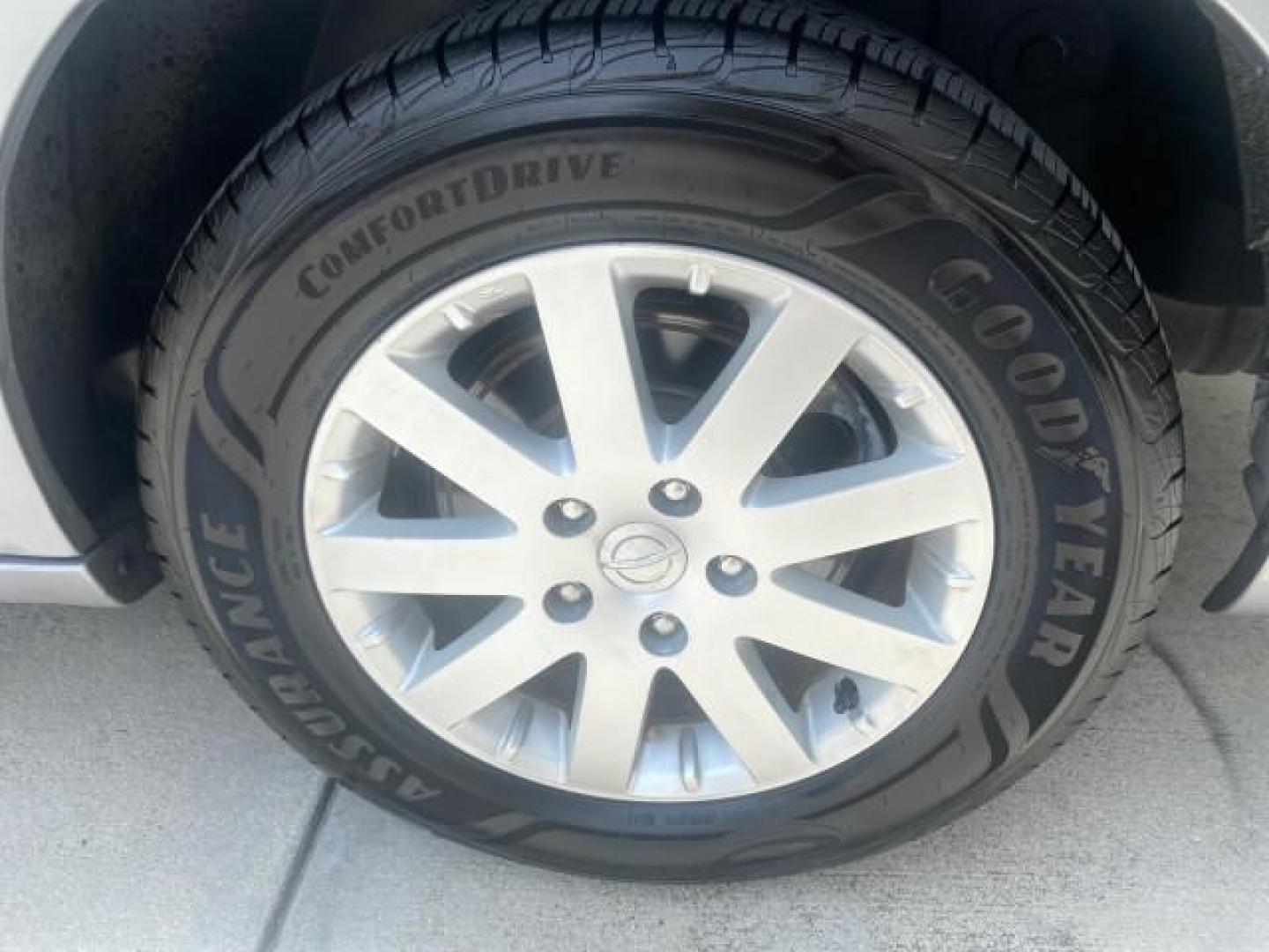2014 Billet Silver Metallic Clearcoat /Black/Light Graystone Chrysler Town and Country Touring LOW MILES ONLY 46.298 (2C4RC1BG3ER) with an 3.6L V6 Cylinder Engine engine, Automatic transmission, located at 4701 North Dixie Hwy, Pompano Beach, FL, 33064, (954) 422-2889, 26.240938, -80.123474 - OUR WEBPAGE FLORIDACARS1.COM HAS OVER 100 PHOTOS AND FREE CARFAX LINK 2014 CHRYSLER TOWN AND COUNTRY TOURING VIN: 2C4RC1BG3ER206943 2 C 4 R C 1 B G 3 E R 2 0 6 9 4 3 VAN 3.6L V6 F DOHC 24V GASOLINE FRONT WHEEL DRIVE Top Features Alloy Wheels Rear Air Conditioning Bluetooth Technology Rear Entertainm - Photo#71