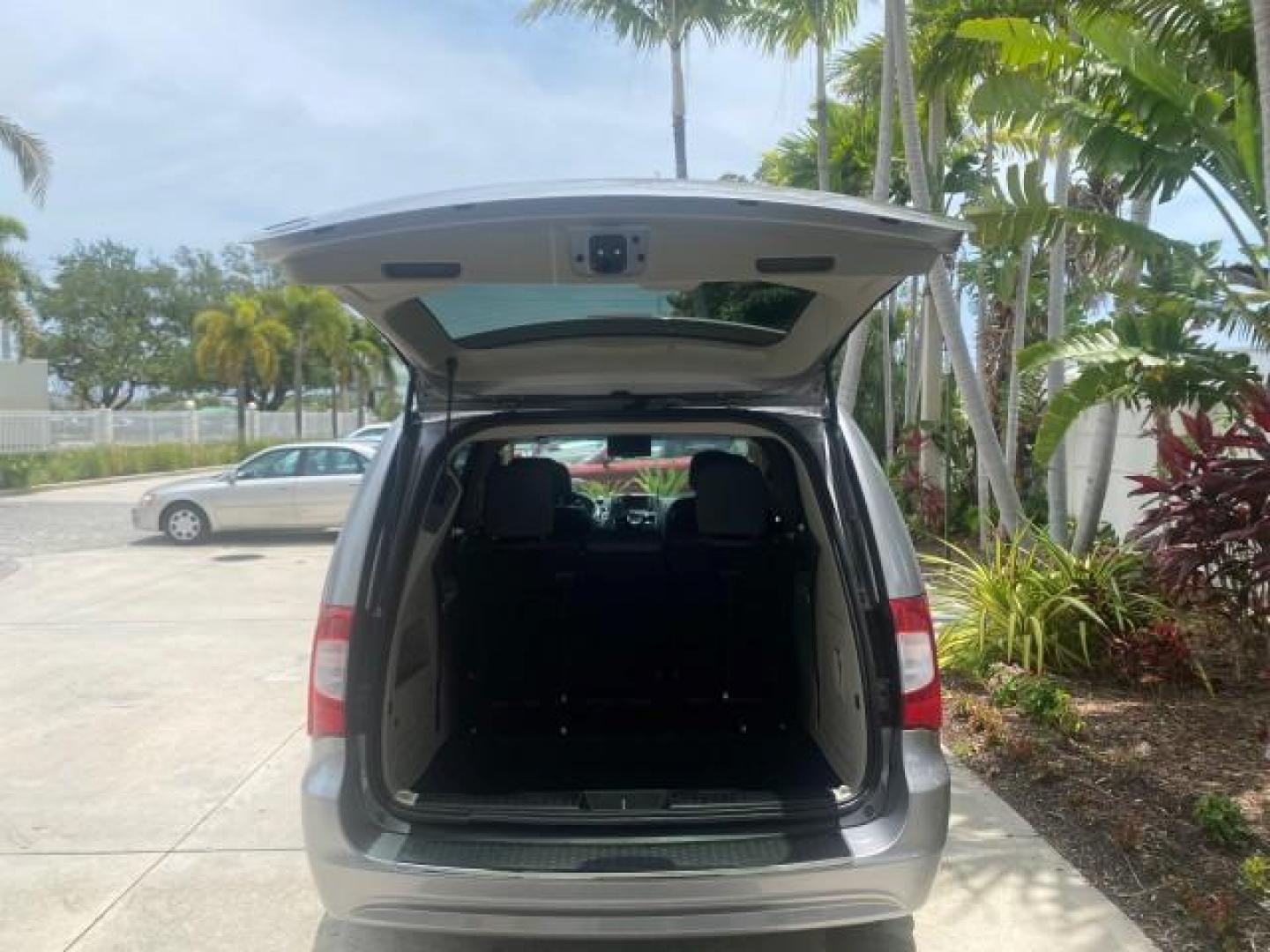 2014 Billet Silver Metallic Clearcoat /Black/Light Graystone Chrysler Town and Country Touring LOW MILES ONLY 46.298 (2C4RC1BG3ER) with an 3.6L V6 Cylinder Engine engine, Automatic transmission, located at 4701 North Dixie Hwy, Pompano Beach, FL, 33064, (954) 422-2889, 26.240938, -80.123474 - OUR WEBPAGE FLORIDACARS1.COM HAS OVER 100 PHOTOS AND FREE CARFAX LINK 2014 CHRYSLER TOWN AND COUNTRY TOURING VIN: 2C4RC1BG3ER206943 2 C 4 R C 1 B G 3 E R 2 0 6 9 4 3 VAN 3.6L V6 F DOHC 24V GASOLINE FRONT WHEEL DRIVE Top Features Alloy Wheels Rear Air Conditioning Bluetooth Technology Rear Entertainm - Photo#78