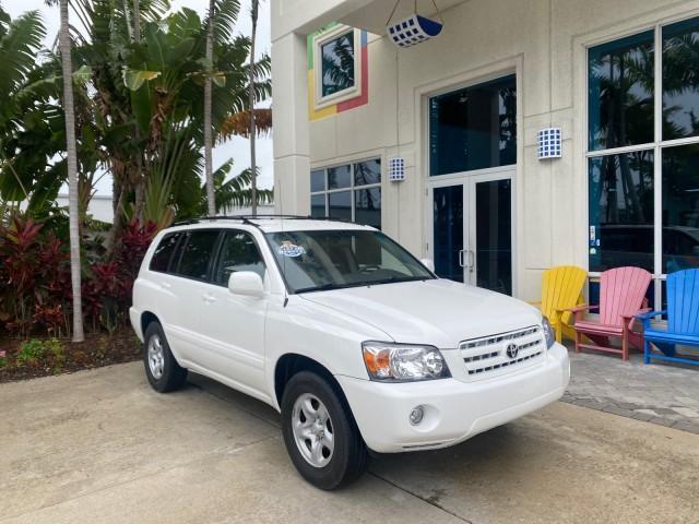 2006 Super White /Ash Toyota Highlander 1 OWNER FL LOW MILES 49,290 (JTEGD21AX60) with an 2.4L DOHC SFI 16-Valve VVT-i 4-Cyl Engine engine, Automatic transmission, located at 4701 North Dixie Hwy, Pompano Beach, FL, 33064, (954) 422-2889, 26.240938, -80.123474 - OUR WEBPAGE FLORIDACARS1.COM HAS OVER 100 PHOTOS AND FREE CARFAX LINK 2006 TOYOTA HIGHLANDER VIN: JTEGD21AX60152670 J T E G D 2 1 A X 6 0 1 5 2 6 7 0 4 DOOR WAGON/SPORT UTILITY 2.4L I4 F DOHC 16V 28 MPG GASOLINE FRONT WHEEL DRIVE Top Features Cloth Seats Basic Features ABS Brakes CD Audio Power Lock - Photo#1