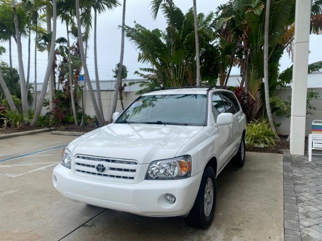 2006 Super White /Ash Toyota Highlander 1 OWNER FL LOW MILES 49,290 (JTEGD21AX60) with an 2.4L DOHC SFI 16-Valve VVT-i 4-Cyl Engine engine, Automatic transmission, located at 4701 North Dixie Hwy, Pompano Beach, FL, 33064, (954) 422-2889, 26.240938, -80.123474 - OUR WEBPAGE FLORIDACARS1.COM HAS OVER 100 PHOTOS AND FREE CARFAX LINK 2006 TOYOTA HIGHLANDER VIN: JTEGD21AX60152670 J T E G D 2 1 A X 6 0 1 5 2 6 7 0 4 DOOR WAGON/SPORT UTILITY 2.4L I4 F DOHC 16V 28 MPG GASOLINE FRONT WHEEL DRIVE Top Features Cloth Seats Basic Features ABS Brakes CD Audio Power Lock - Photo#3