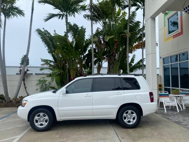 2006 Super White /Ash Toyota Highlander 1 OWNER FL LOW MILES 49,290 (JTEGD21AX60) with an 2.4L DOHC SFI 16-Valve VVT-i 4-Cyl Engine engine, Automatic transmission, located at 4701 North Dixie Hwy, Pompano Beach, FL, 33064, (954) 422-2889, 26.240938, -80.123474 - OUR WEBPAGE FLORIDACARS1.COM HAS OVER 100 PHOTOS AND FREE CARFAX LINK 2006 TOYOTA HIGHLANDER VIN: JTEGD21AX60152670 J T E G D 2 1 A X 6 0 1 5 2 6 7 0 4 DOOR WAGON/SPORT UTILITY 2.4L I4 F DOHC 16V 28 MPG GASOLINE FRONT WHEEL DRIVE Top Features Cloth Seats Basic Features ABS Brakes CD Audio Power Lock - Photo#4