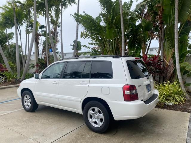 2006 Super White /Ash Toyota Highlander 1 OWNER FL LOW MILES 49,290 (JTEGD21AX60) with an 2.4L DOHC SFI 16-Valve VVT-i 4-Cyl Engine engine, Automatic transmission, located at 4701 North Dixie Hwy, Pompano Beach, FL, 33064, (954) 422-2889, 26.240938, -80.123474 - OUR WEBPAGE FLORIDACARS1.COM HAS OVER 100 PHOTOS AND FREE CARFAX LINK 2006 TOYOTA HIGHLANDER VIN: JTEGD21AX60152670 J T E G D 2 1 A X 6 0 1 5 2 6 7 0 4 DOOR WAGON/SPORT UTILITY 2.4L I4 F DOHC 16V 28 MPG GASOLINE FRONT WHEEL DRIVE Top Features Cloth Seats Basic Features ABS Brakes CD Audio Power Lock - Photo#5