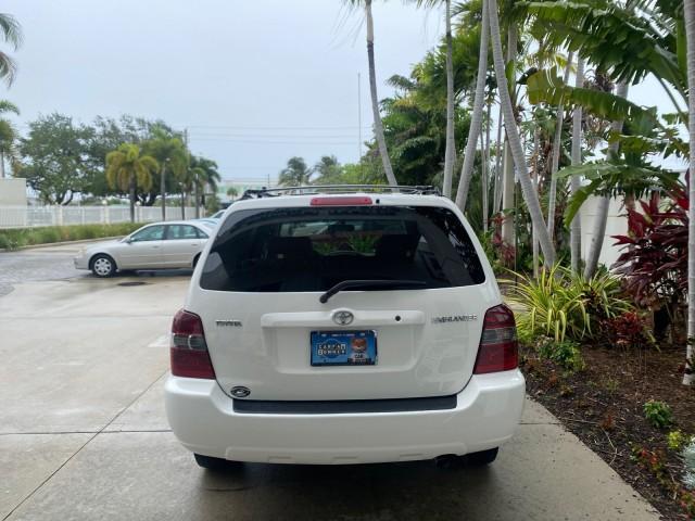 2006 Super White /Ash Toyota Highlander 1 OWNER FL LOW MILES 49,290 (JTEGD21AX60) with an 2.4L DOHC SFI 16-Valve VVT-i 4-Cyl Engine engine, Automatic transmission, located at 4701 North Dixie Hwy, Pompano Beach, FL, 33064, (954) 422-2889, 26.240938, -80.123474 - OUR WEBPAGE FLORIDACARS1.COM HAS OVER 100 PHOTOS AND FREE CARFAX LINK 2006 TOYOTA HIGHLANDER VIN: JTEGD21AX60152670 J T E G D 2 1 A X 6 0 1 5 2 6 7 0 4 DOOR WAGON/SPORT UTILITY 2.4L I4 F DOHC 16V 28 MPG GASOLINE FRONT WHEEL DRIVE Top Features Cloth Seats Basic Features ABS Brakes CD Audio Power Lock - Photo#6