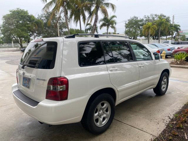 2006 Super White /Ash Toyota Highlander 1 OWNER FL LOW MILES 49,290 (JTEGD21AX60) with an 2.4L DOHC SFI 16-Valve VVT-i 4-Cyl Engine engine, Automatic transmission, located at 4701 North Dixie Hwy, Pompano Beach, FL, 33064, (954) 422-2889, 26.240938, -80.123474 - OUR WEBPAGE FLORIDACARS1.COM HAS OVER 100 PHOTOS AND FREE CARFAX LINK 2006 TOYOTA HIGHLANDER VIN: JTEGD21AX60152670 J T E G D 2 1 A X 6 0 1 5 2 6 7 0 4 DOOR WAGON/SPORT UTILITY 2.4L I4 F DOHC 16V 28 MPG GASOLINE FRONT WHEEL DRIVE Top Features Cloth Seats Basic Features ABS Brakes CD Audio Power Lock - Photo#7