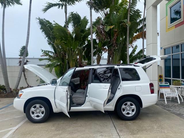 2006 Super White /Ash Toyota Highlander 1 OWNER FL LOW MILES 49,290 (JTEGD21AX60) with an 2.4L DOHC SFI 16-Valve VVT-i 4-Cyl Engine engine, Automatic transmission, located at 4701 North Dixie Hwy, Pompano Beach, FL, 33064, (954) 422-2889, 26.240938, -80.123474 - OUR WEBPAGE FLORIDACARS1.COM HAS OVER 100 PHOTOS AND FREE CARFAX LINK 2006 TOYOTA HIGHLANDER VIN: JTEGD21AX60152670 J T E G D 2 1 A X 6 0 1 5 2 6 7 0 4 DOOR WAGON/SPORT UTILITY 2.4L I4 F DOHC 16V 28 MPG GASOLINE FRONT WHEEL DRIVE Top Features Cloth Seats Basic Features ABS Brakes CD Audio Power Lock - Photo#8