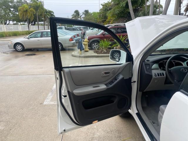 2006 Super White /Ash Toyota Highlander 1 OWNER FL LOW MILES 49,290 (JTEGD21AX60) with an 2.4L DOHC SFI 16-Valve VVT-i 4-Cyl Engine engine, Automatic transmission, located at 4701 North Dixie Hwy, Pompano Beach, FL, 33064, (954) 422-2889, 26.240938, -80.123474 - OUR WEBPAGE FLORIDACARS1.COM HAS OVER 100 PHOTOS AND FREE CARFAX LINK 2006 TOYOTA HIGHLANDER VIN: JTEGD21AX60152670 J T E G D 2 1 A X 6 0 1 5 2 6 7 0 4 DOOR WAGON/SPORT UTILITY 2.4L I4 F DOHC 16V 28 MPG GASOLINE FRONT WHEEL DRIVE Top Features Cloth Seats Basic Features ABS Brakes CD Audio Power Lock - Photo#9