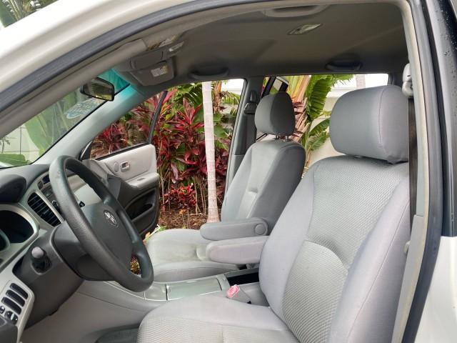 2006 Super White /Ash Toyota Highlander 1 OWNER FL LOW MILES 49,290 (JTEGD21AX60) with an 2.4L DOHC SFI 16-Valve VVT-i 4-Cyl Engine engine, Automatic transmission, located at 4701 North Dixie Hwy, Pompano Beach, FL, 33064, (954) 422-2889, 26.240938, -80.123474 - OUR WEBPAGE FLORIDACARS1.COM HAS OVER 100 PHOTOS AND FREE CARFAX LINK 2006 TOYOTA HIGHLANDER VIN: JTEGD21AX60152670 J T E G D 2 1 A X 6 0 1 5 2 6 7 0 4 DOOR WAGON/SPORT UTILITY 2.4L I4 F DOHC 16V 28 MPG GASOLINE FRONT WHEEL DRIVE Top Features Cloth Seats Basic Features ABS Brakes CD Audio Power Lock - Photo#10